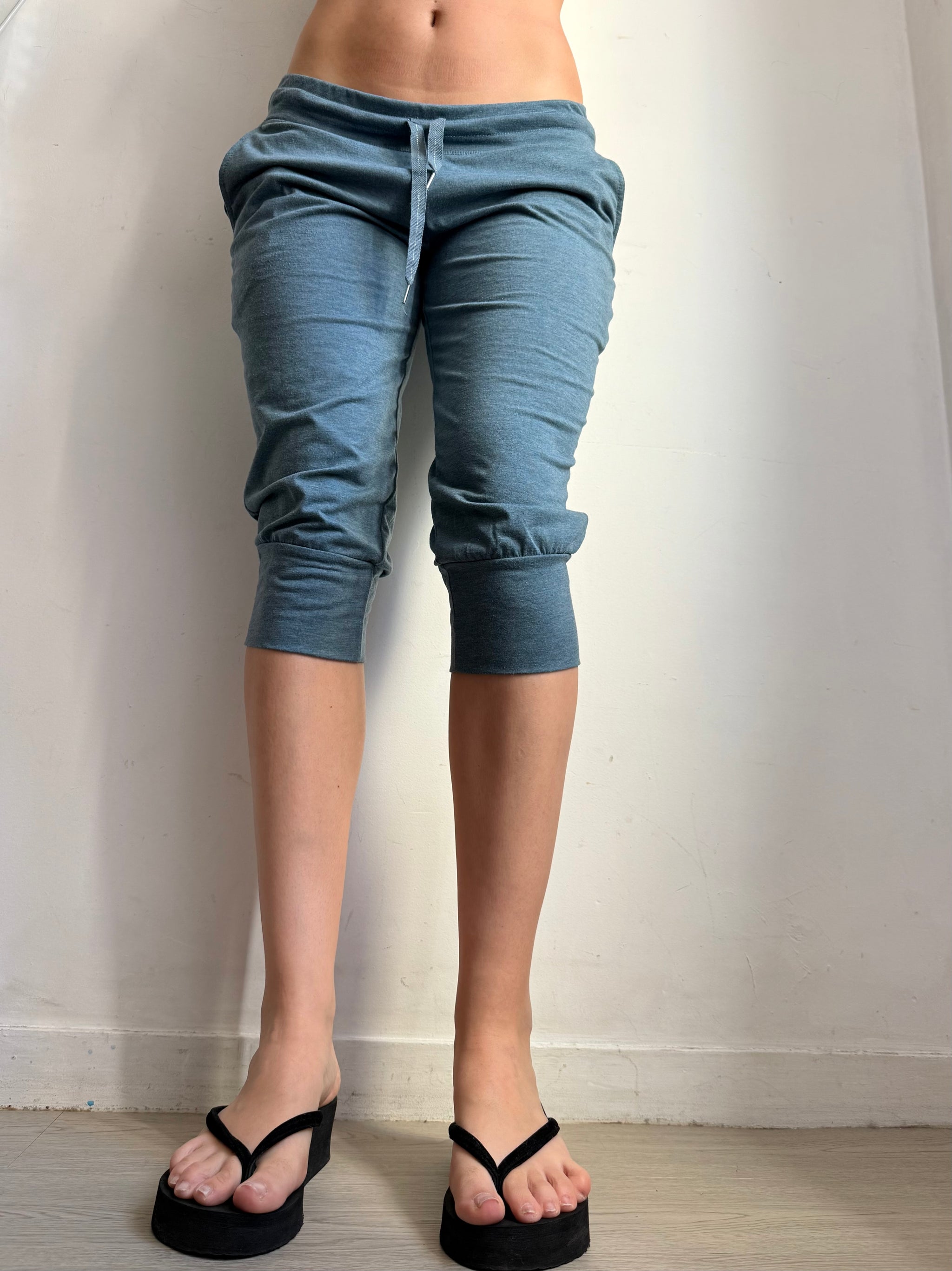 Blue activewear capri pants (L)