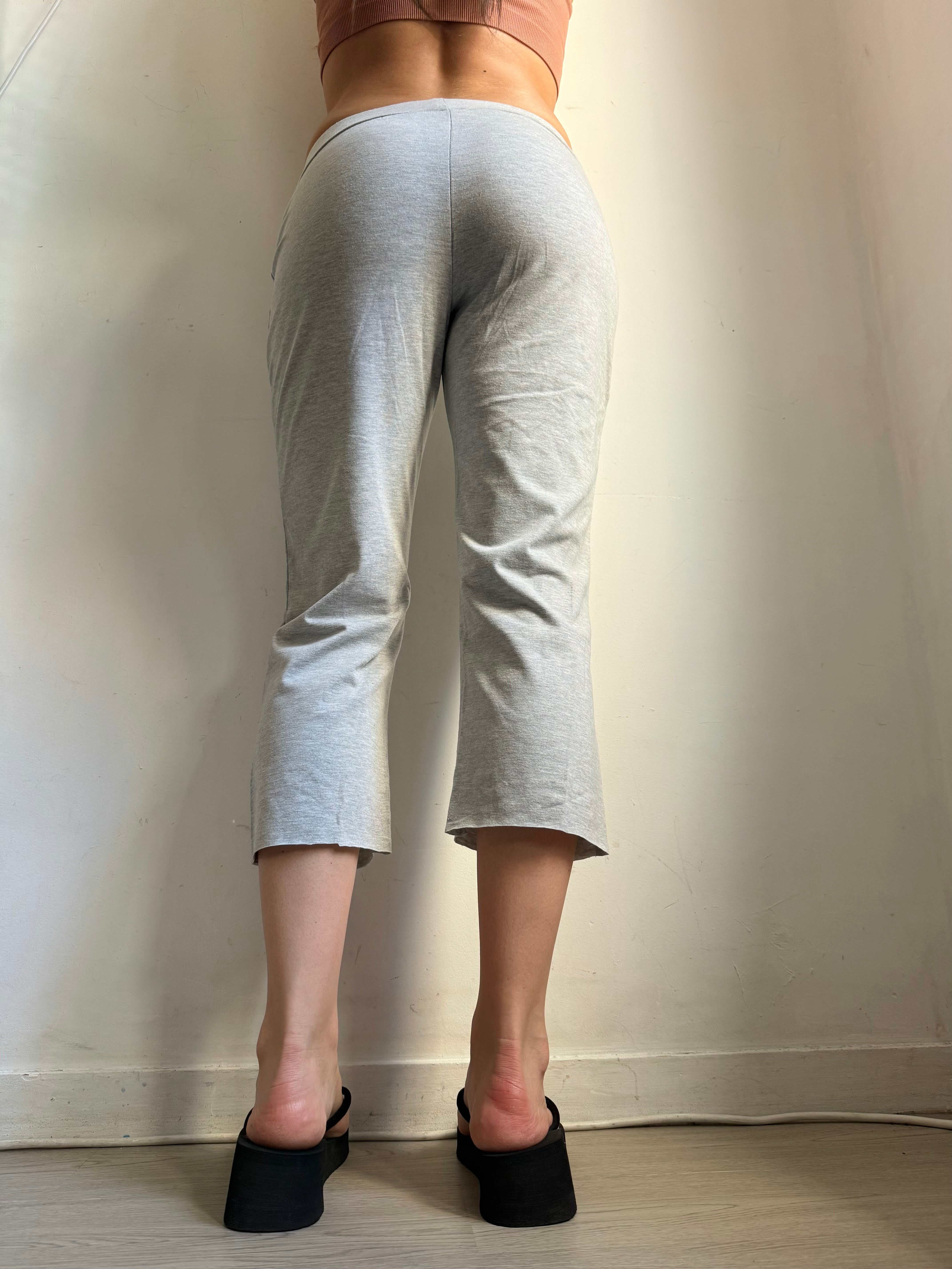 Grey low rise activewear capri pants (M)