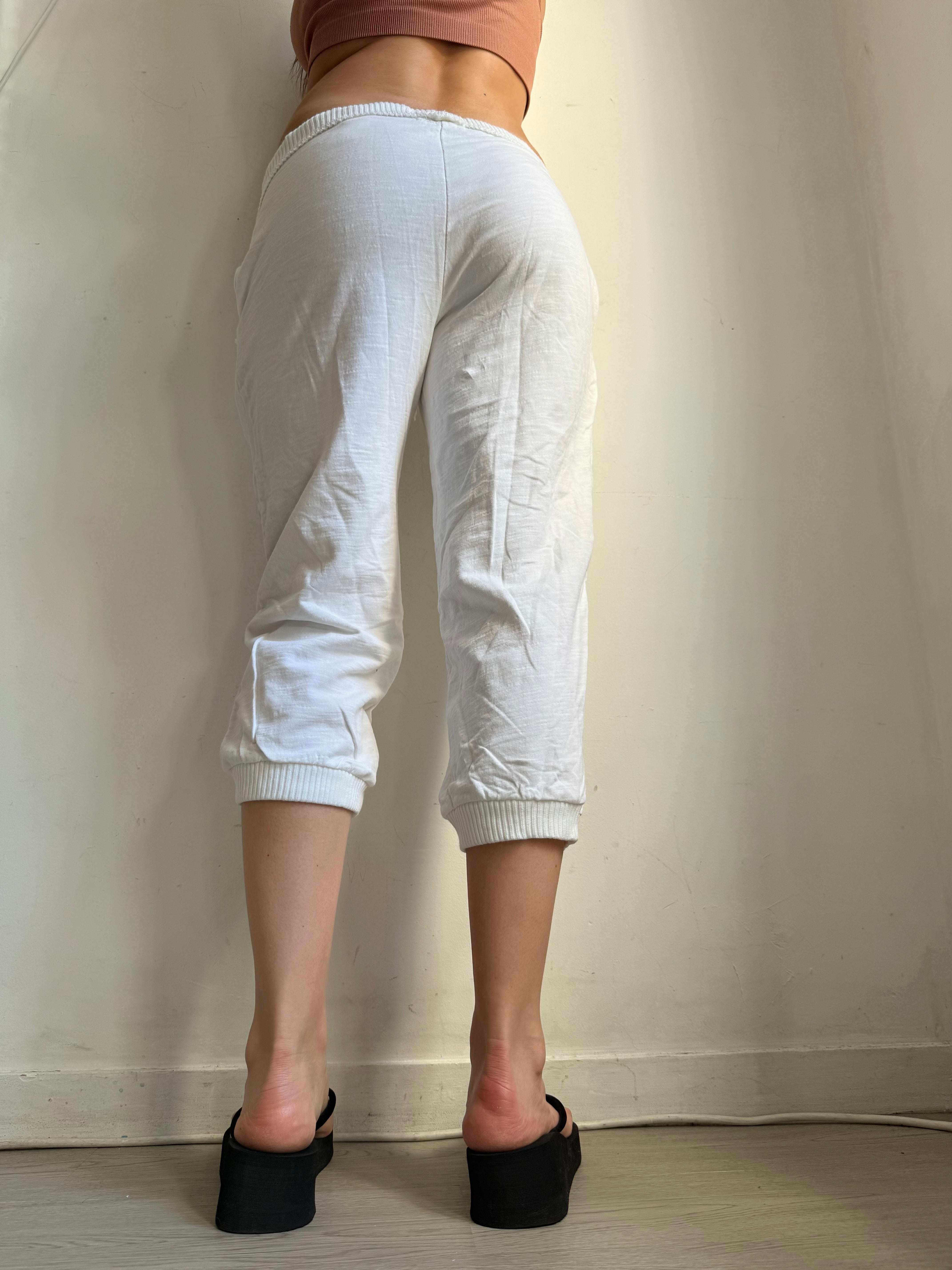 White low rise activewear capri pants (S/M)