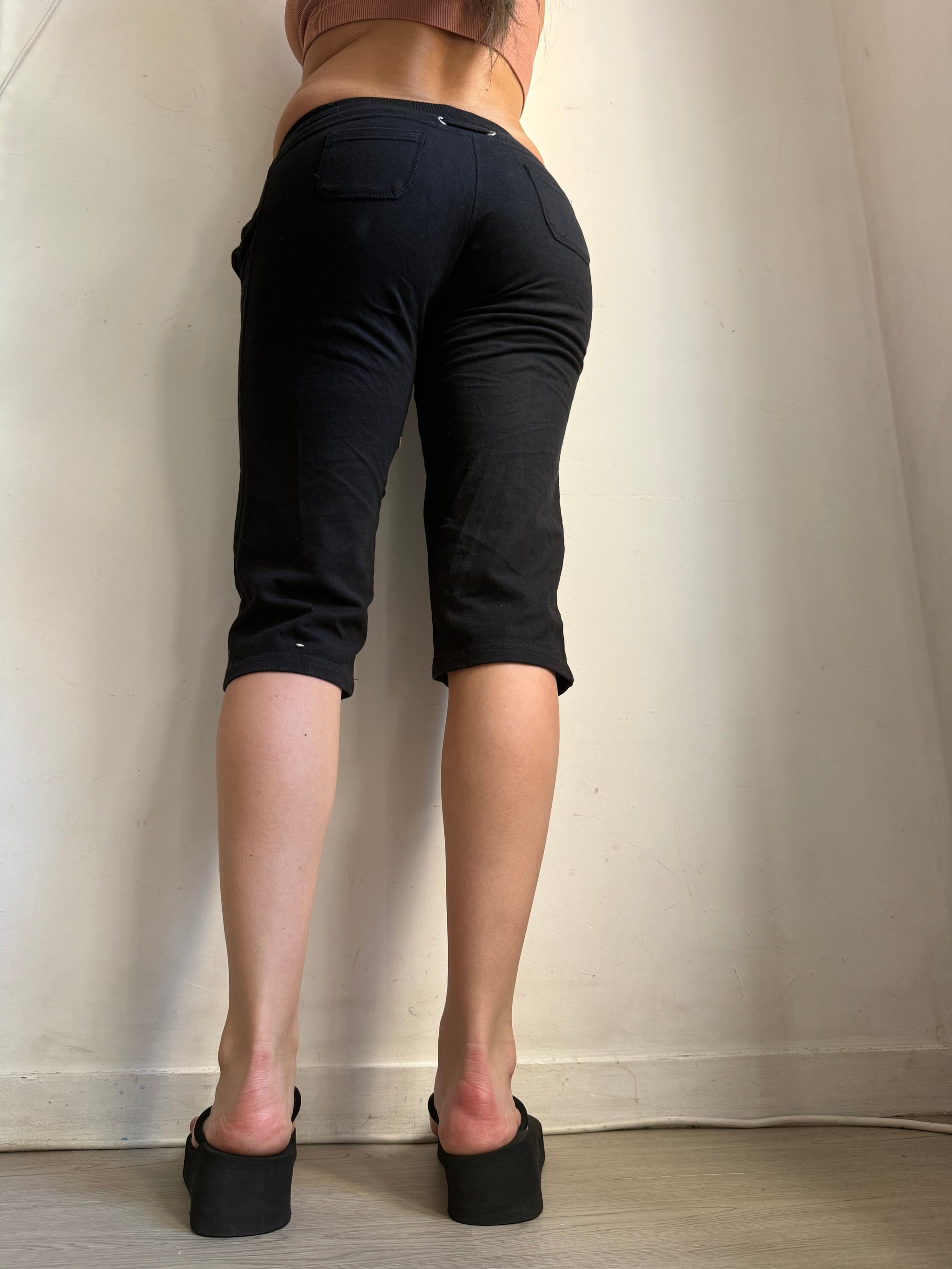 Black low rise activewear capri pants (XS/S)