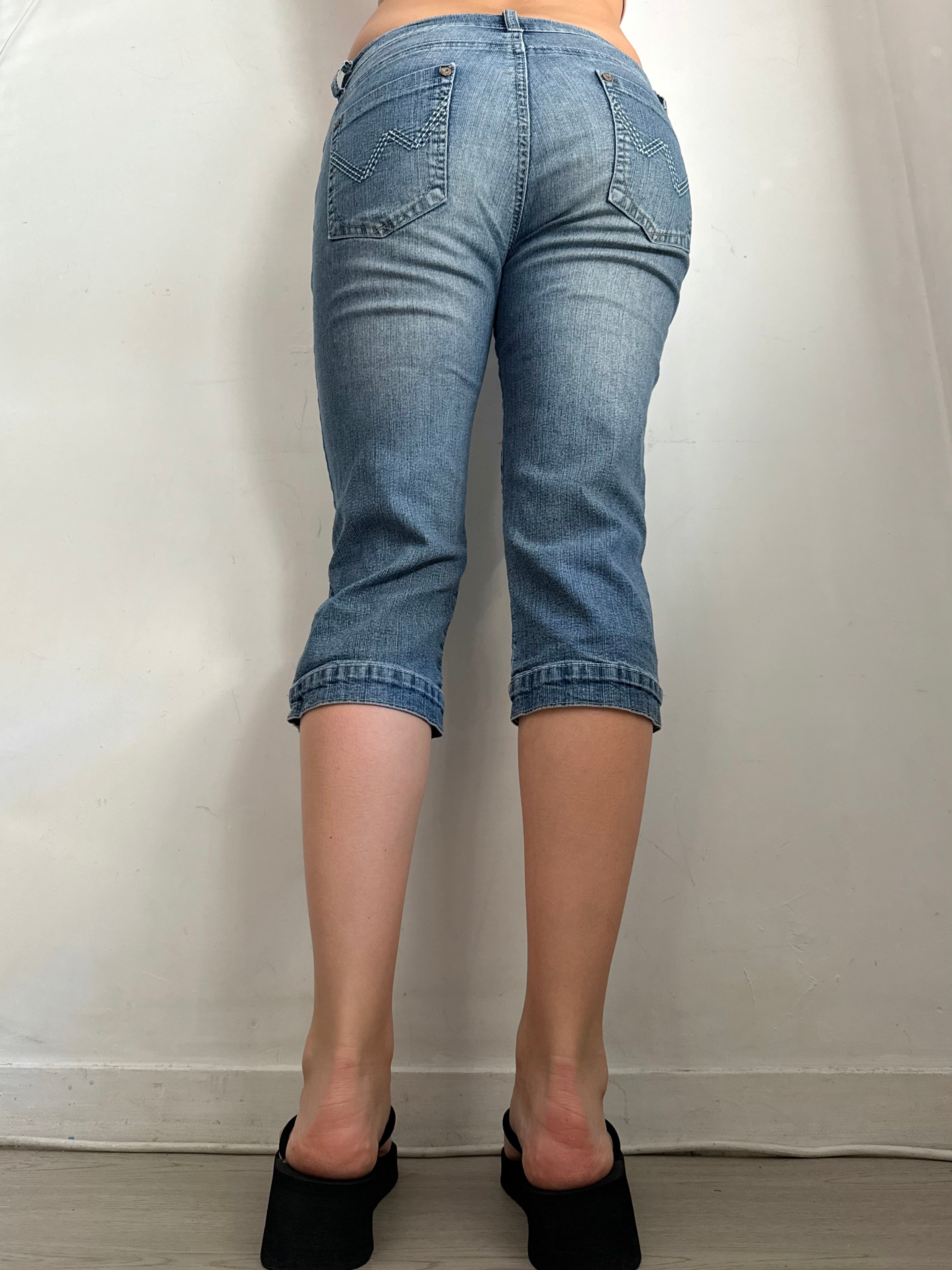 Blue denim low rise capri pants (S/M)