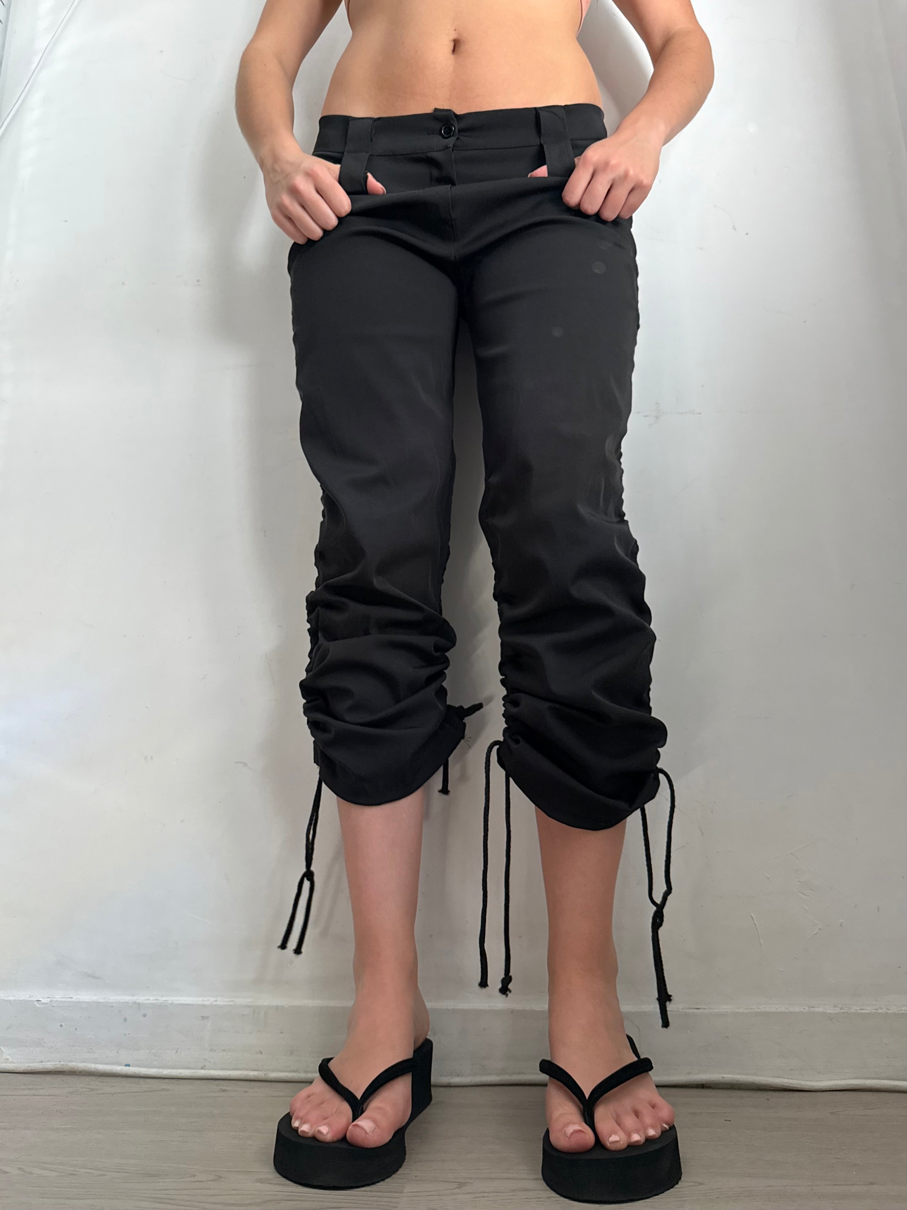 Black ruched low rise capri pants (M/L)