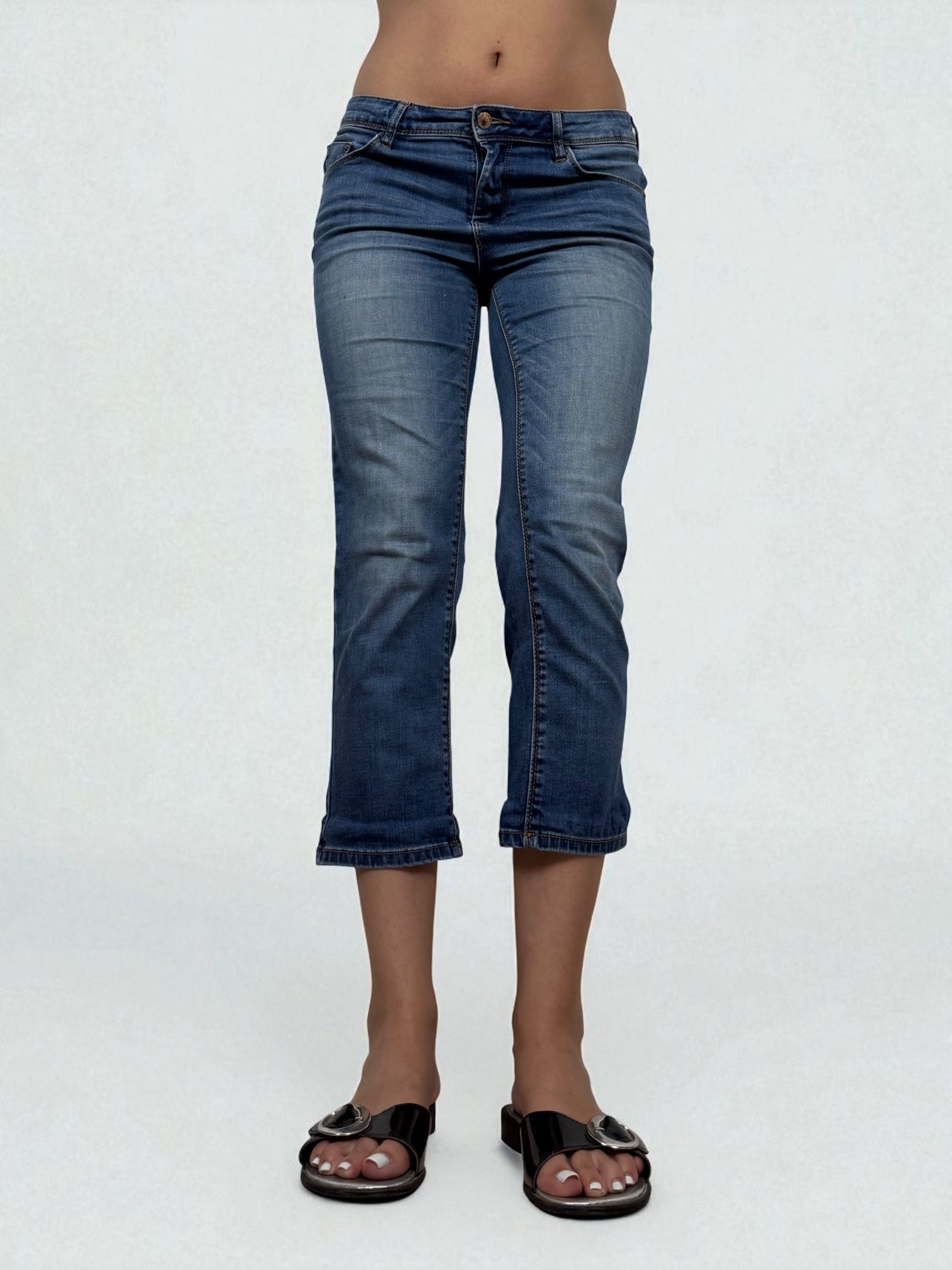Blue denim low rise capri pants (M)