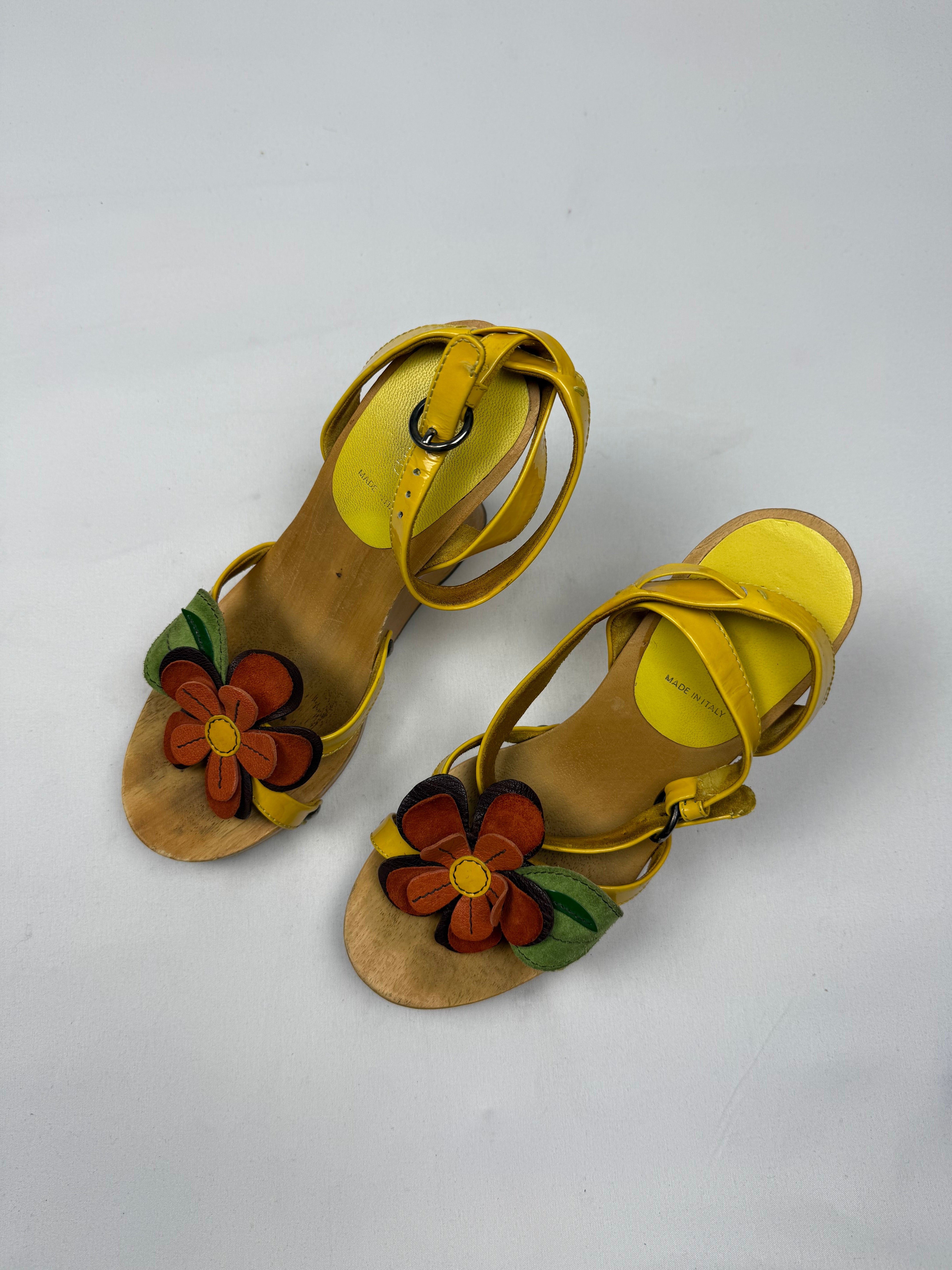 Yellow flower appliqué real leather wedge heels (36.5)
