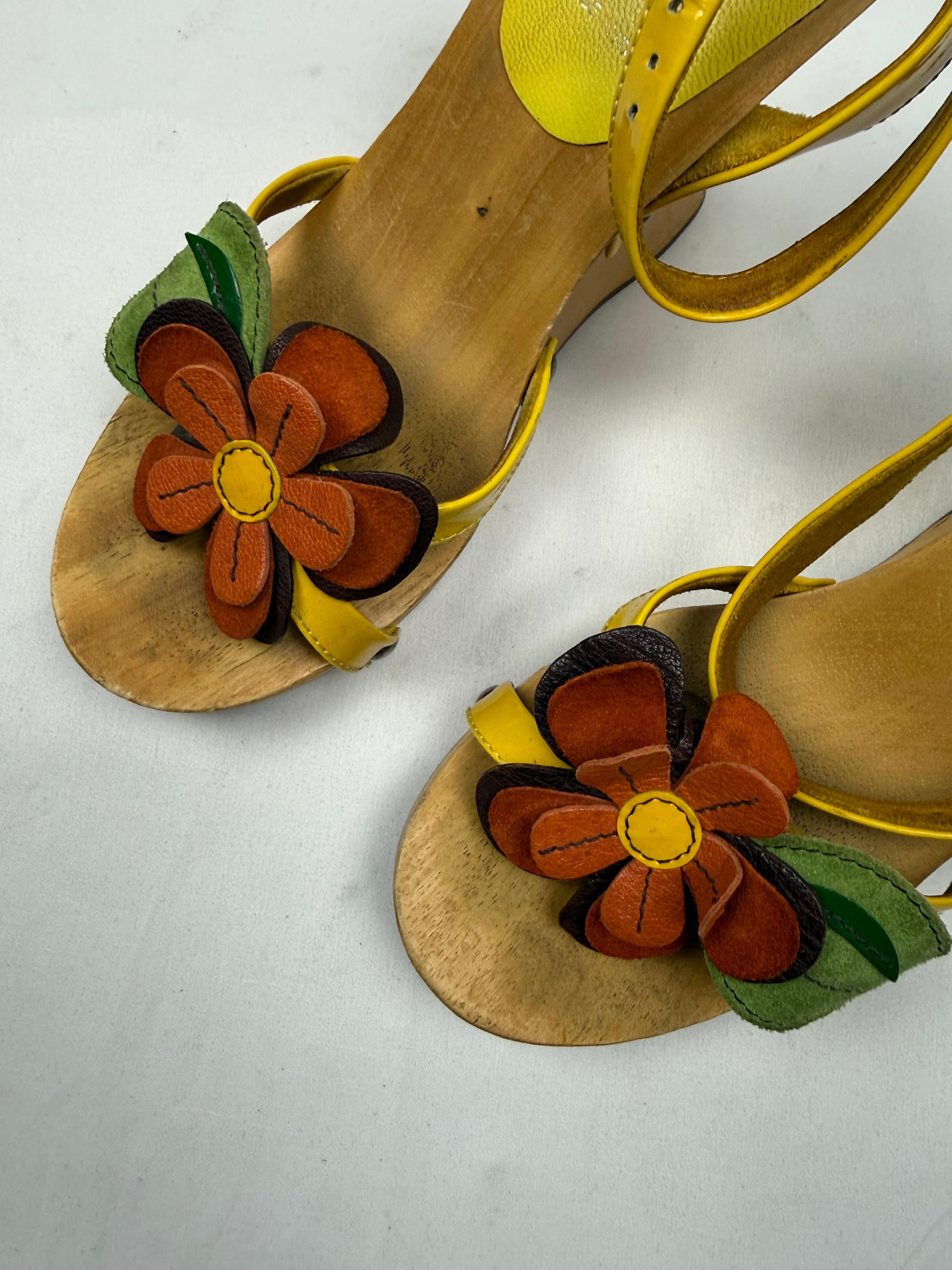 Yellow flower appliqué real leather wedge heels (36.5)
