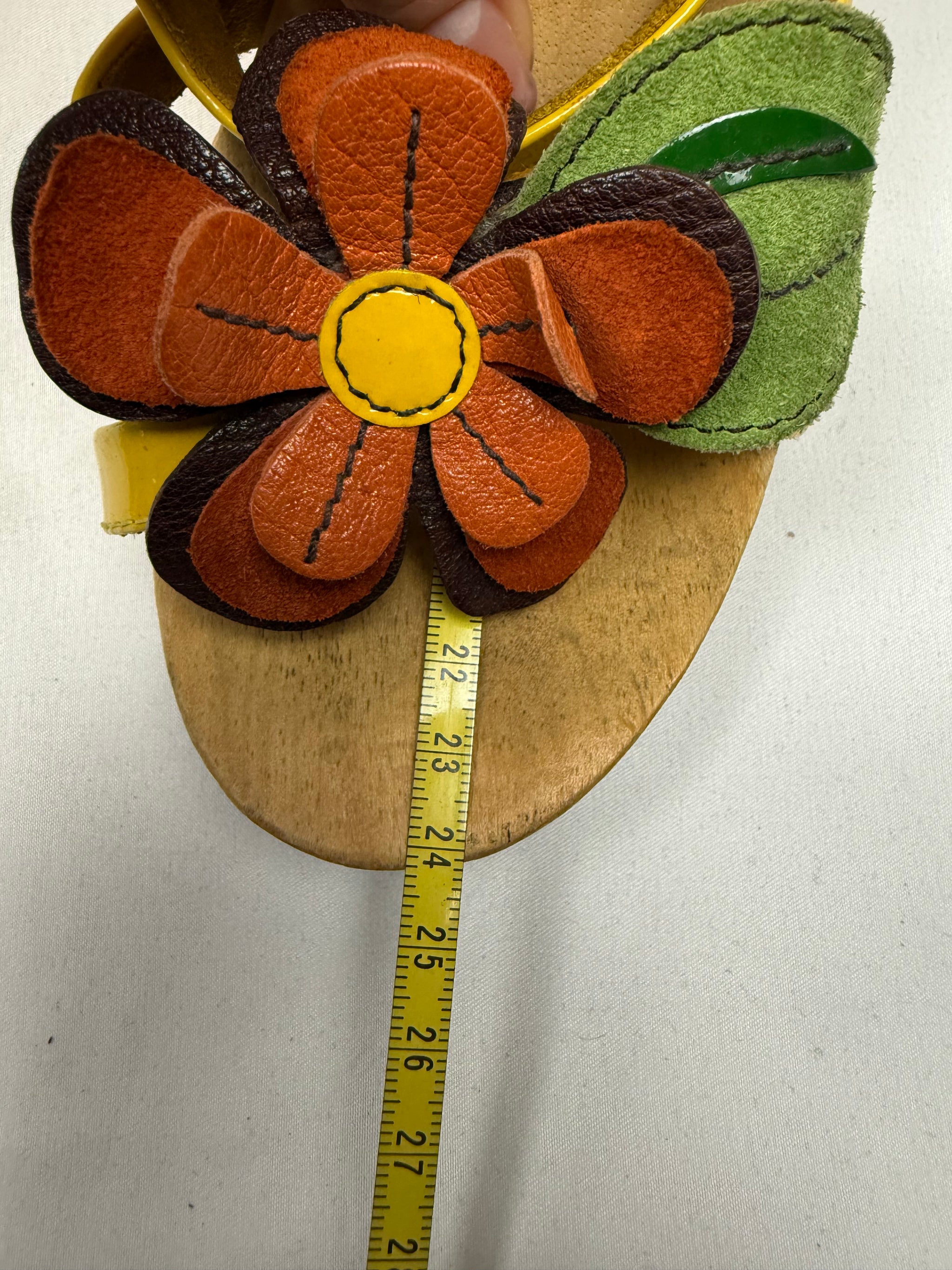 Yellow flower appliqué real leather wedge heels (36.5)