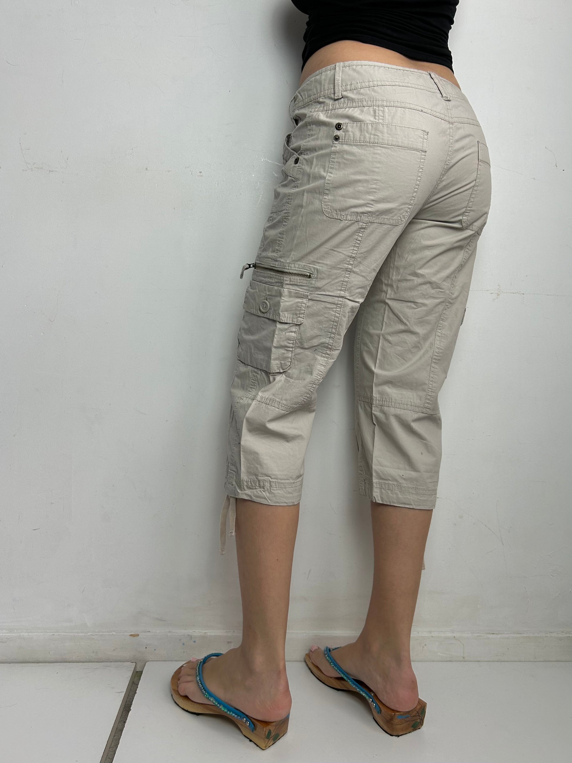 Y2K vintage 3/4 length beige utility cargo capri pants  (S/M)