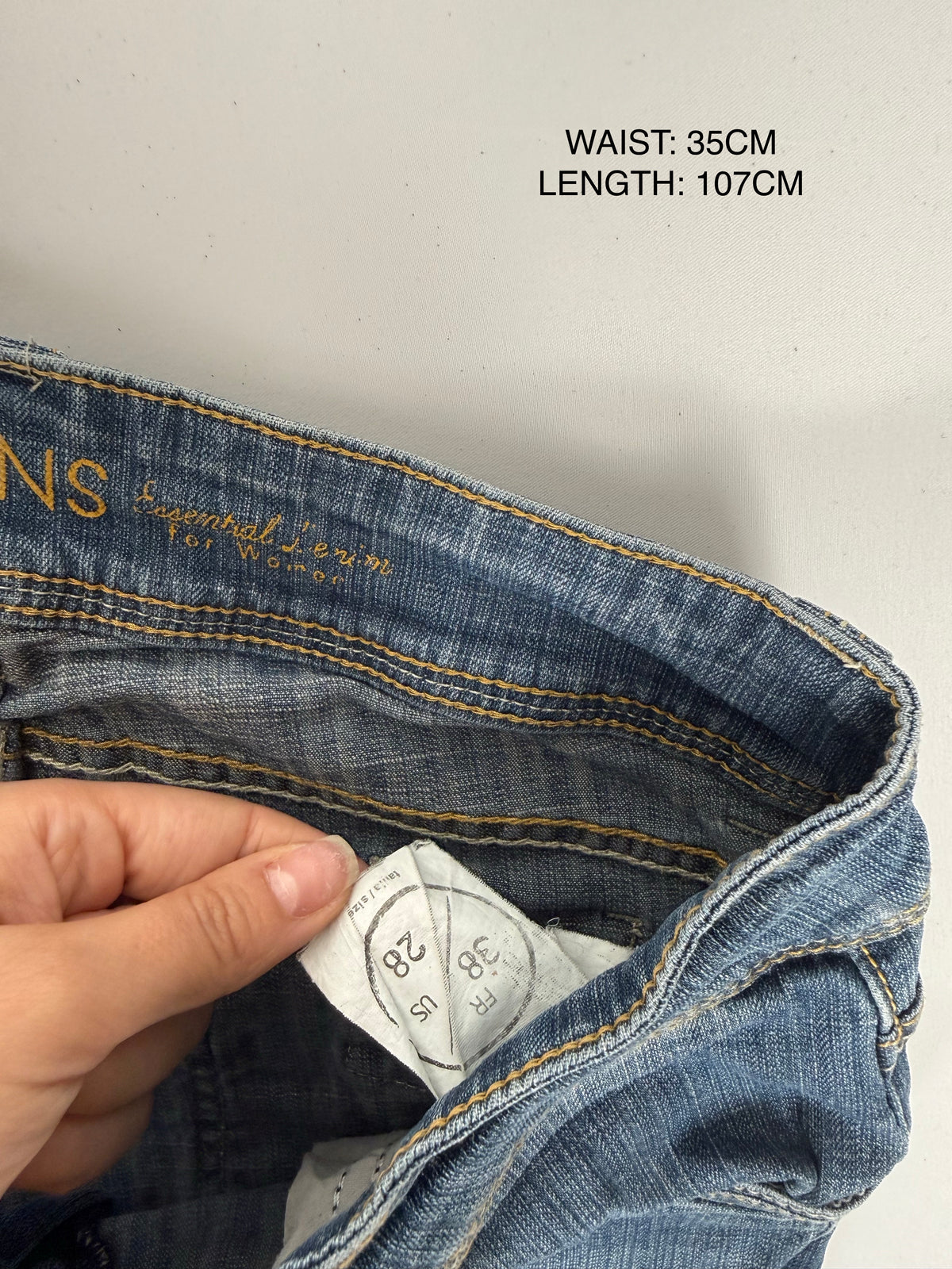 Blue denim low rise capri pants (M)