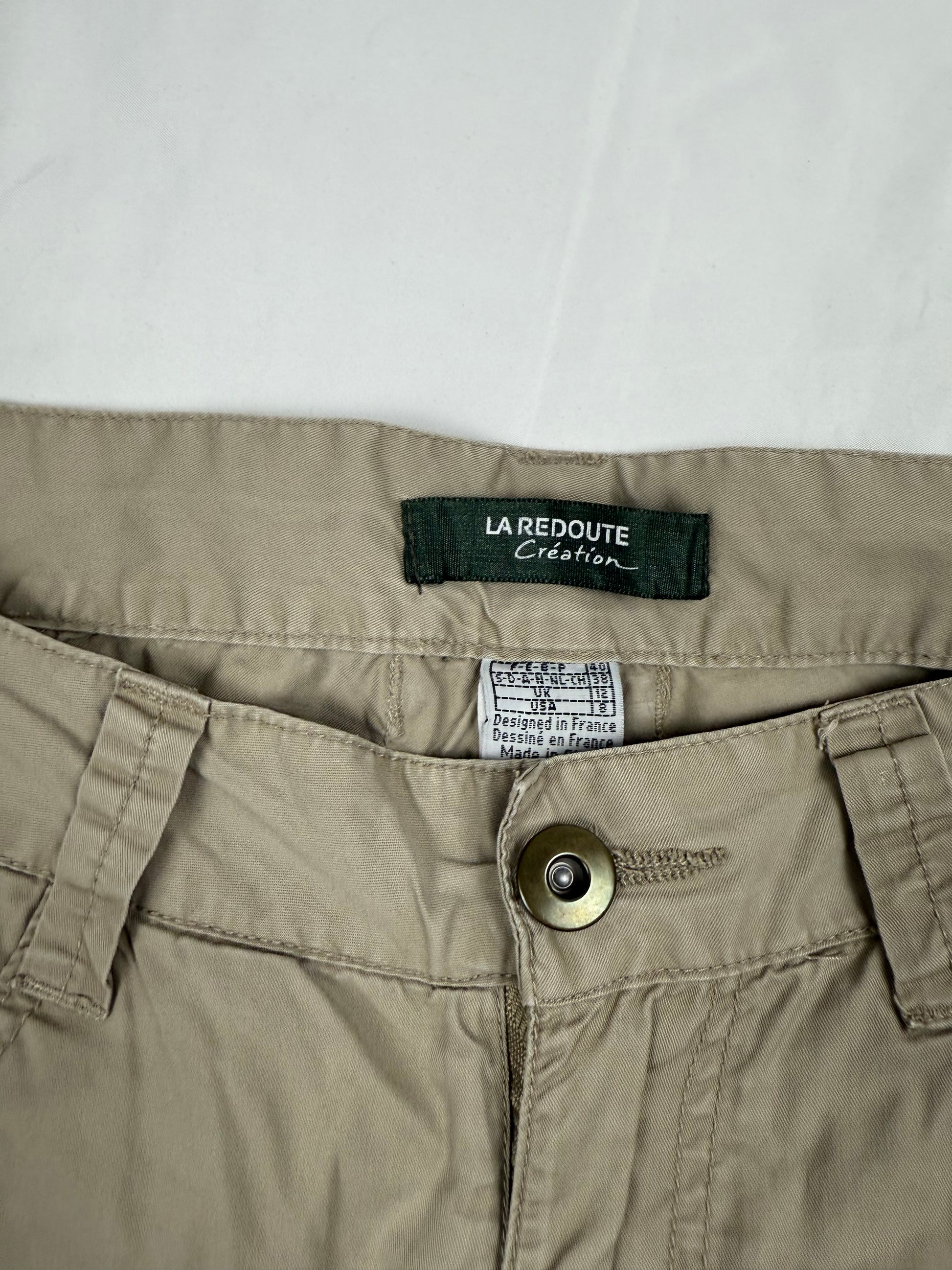 Beige low rise cargo capri pants (M)