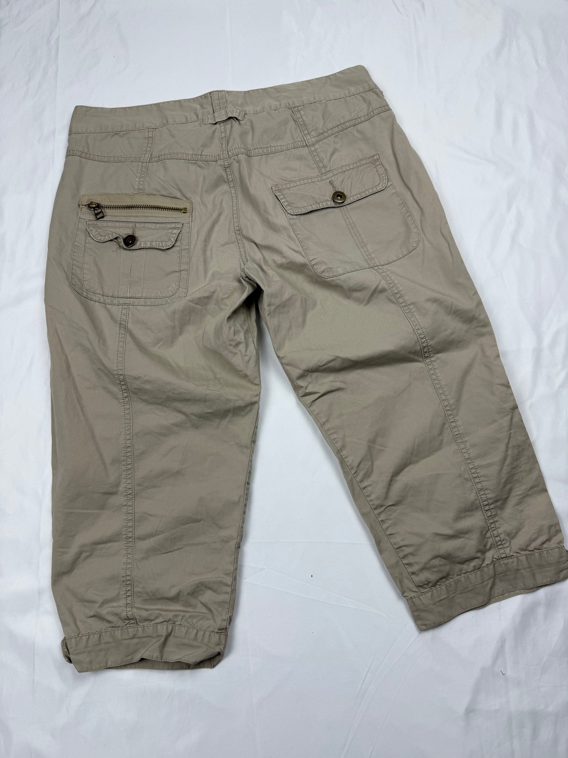 Beige low rise cargo capri pants (M)