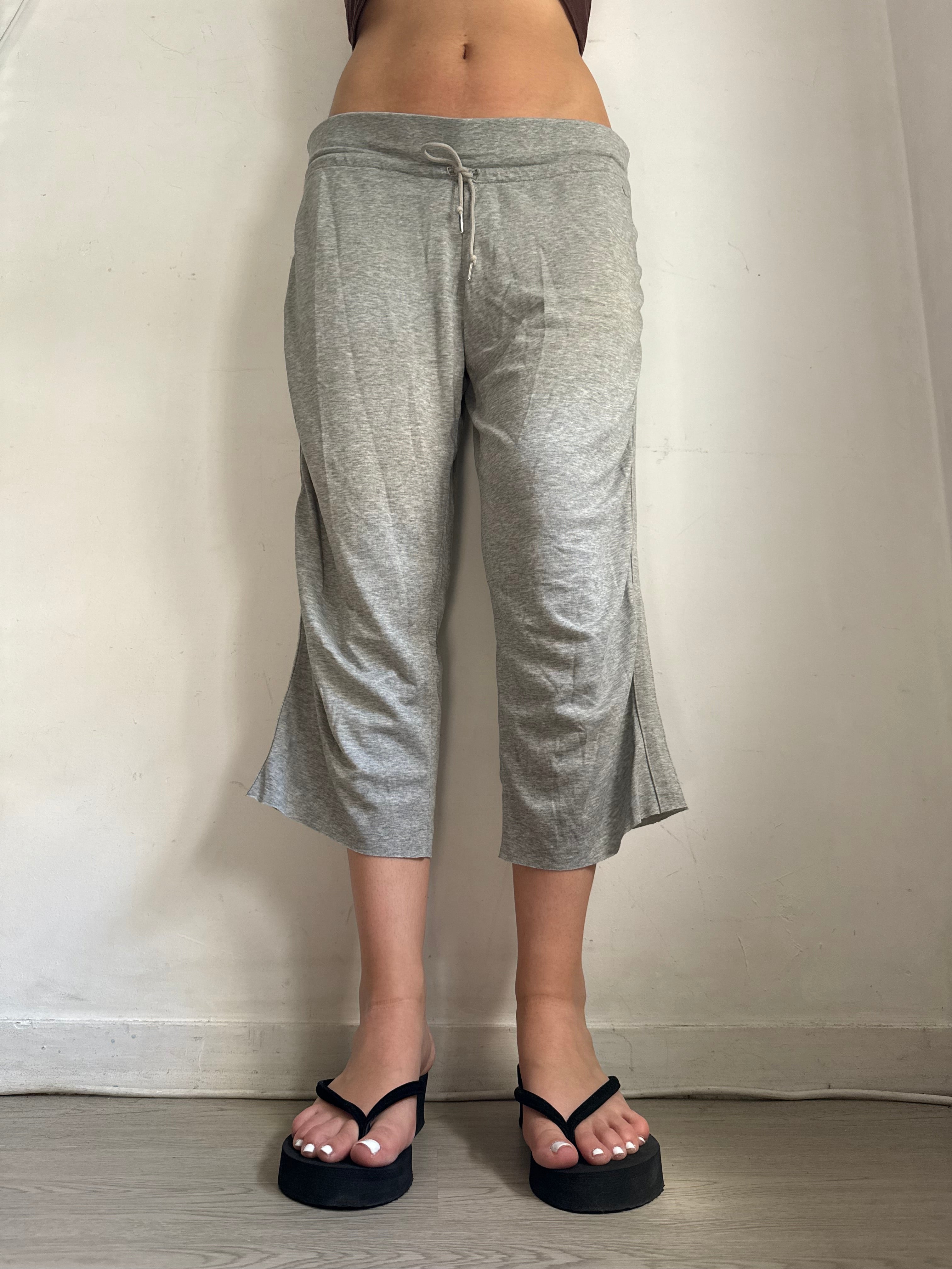 Grey low rise activewear capri pants (XL)