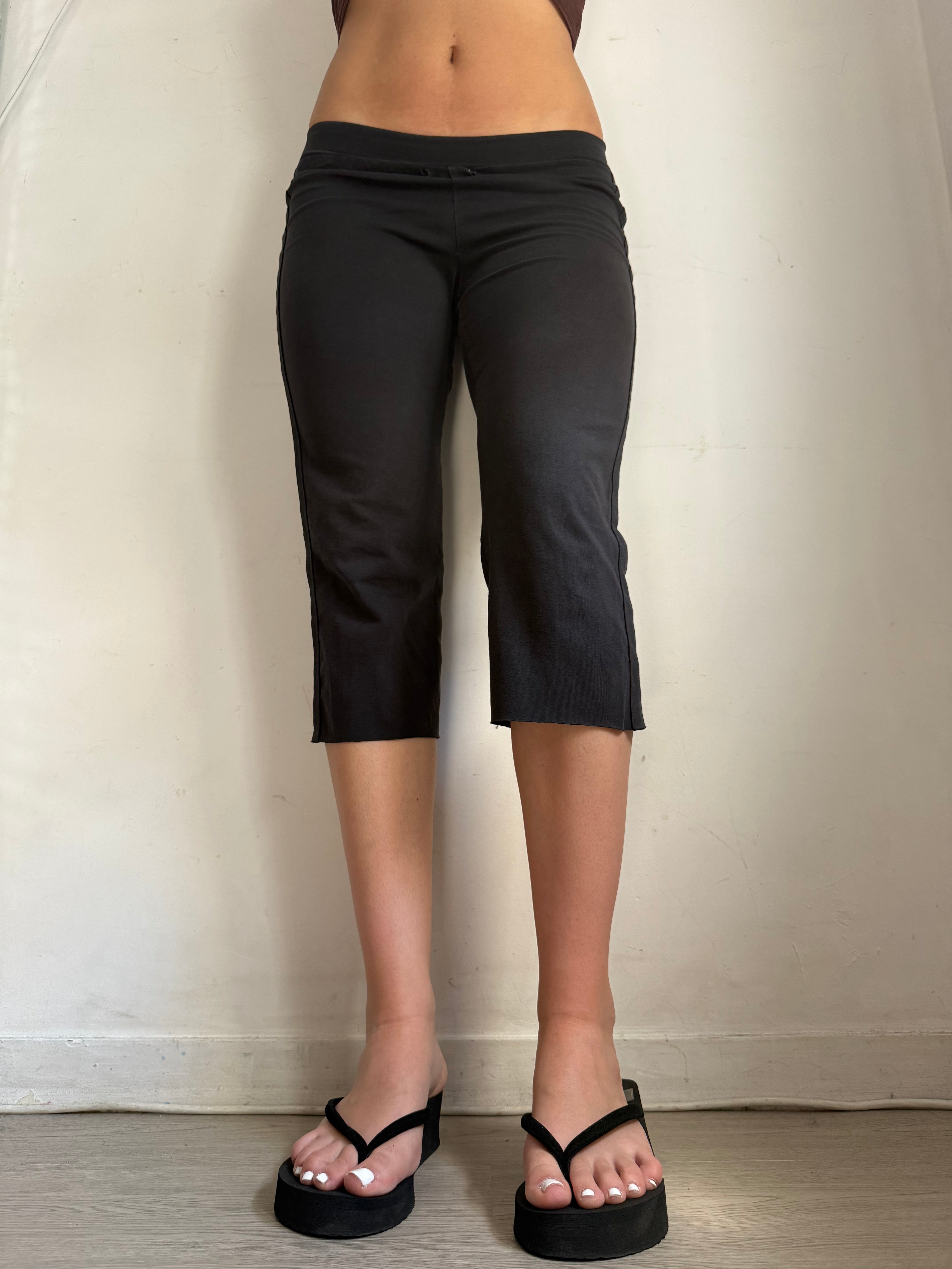 Black low rise activewear capri pants (S)