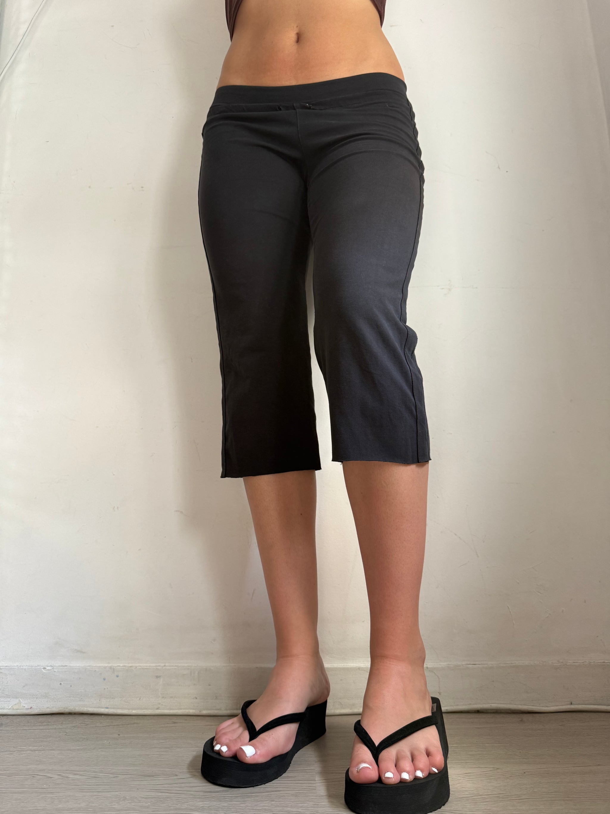 Black low rise activewear capri pants (S)
