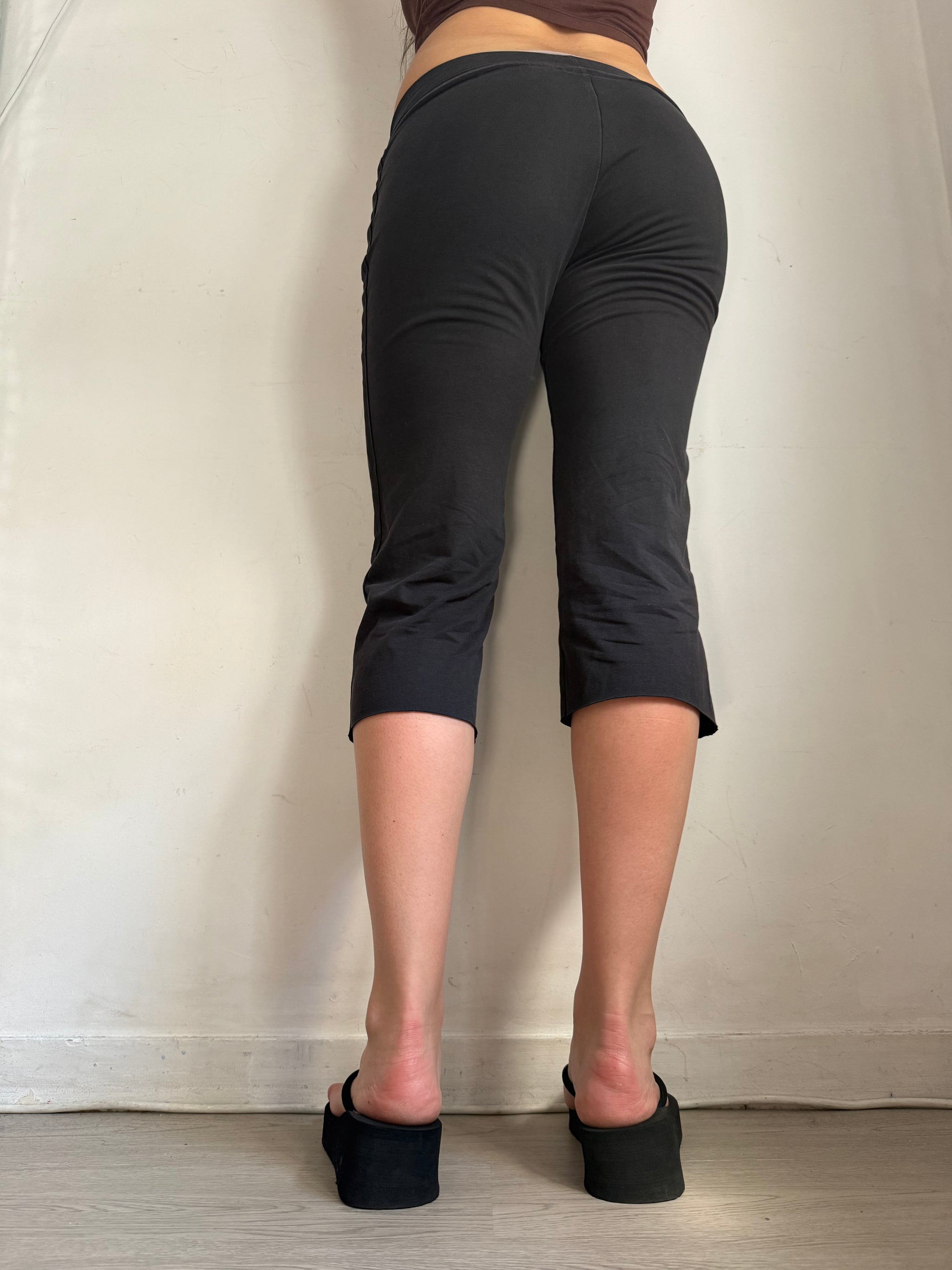 Black low rise activewear capri pants (S)