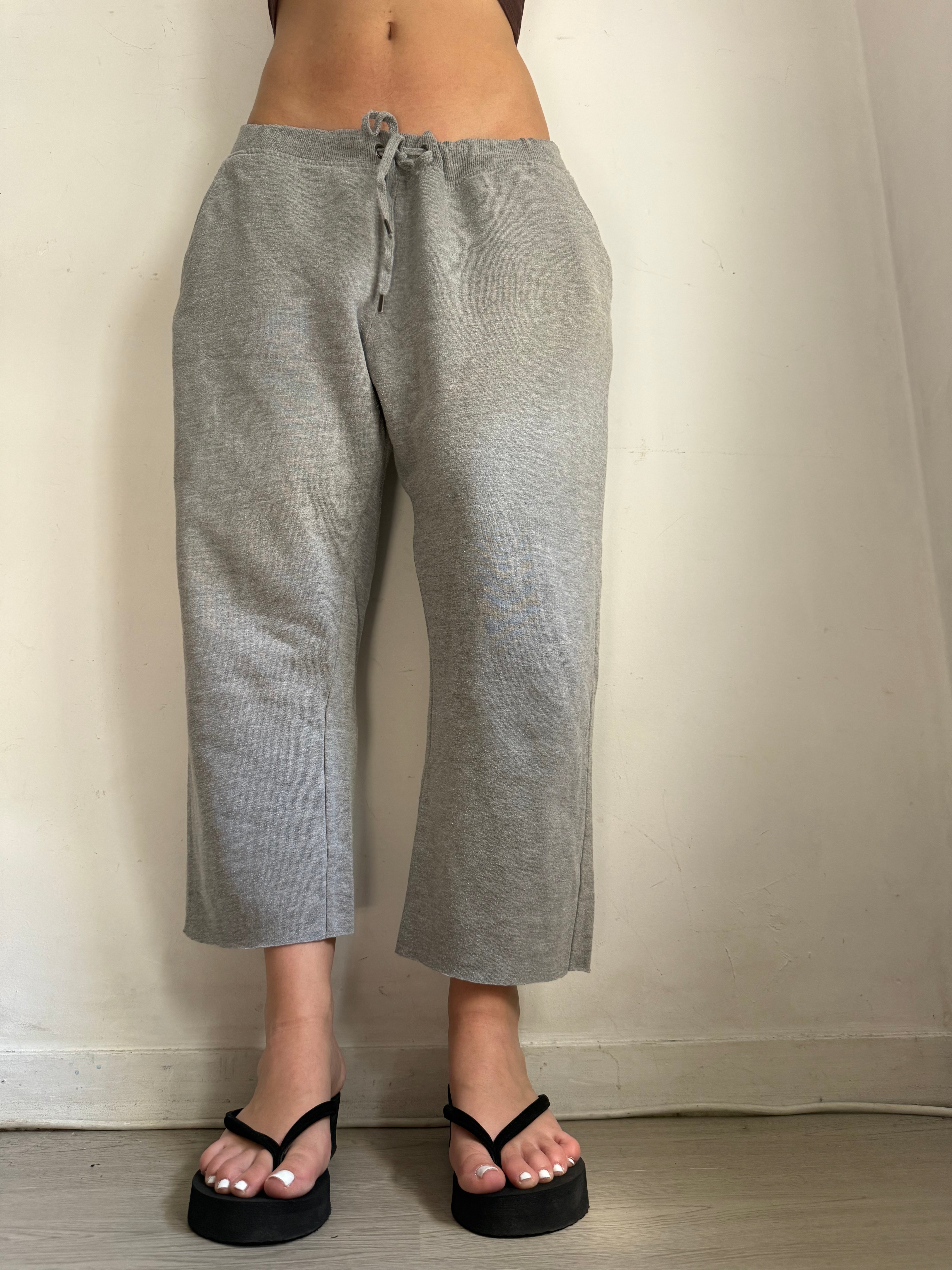 Grey low waist activewear capri pants (XL)