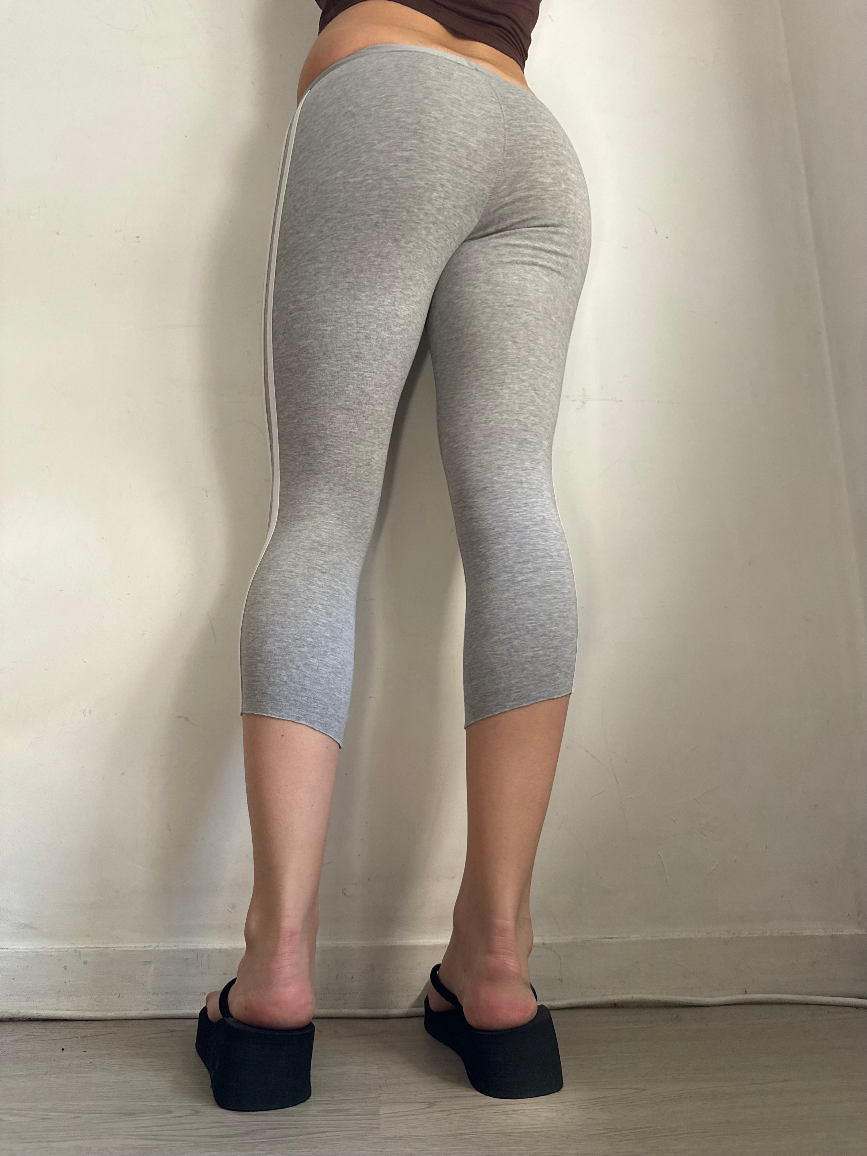Grey activewear low waist capri pants (S)