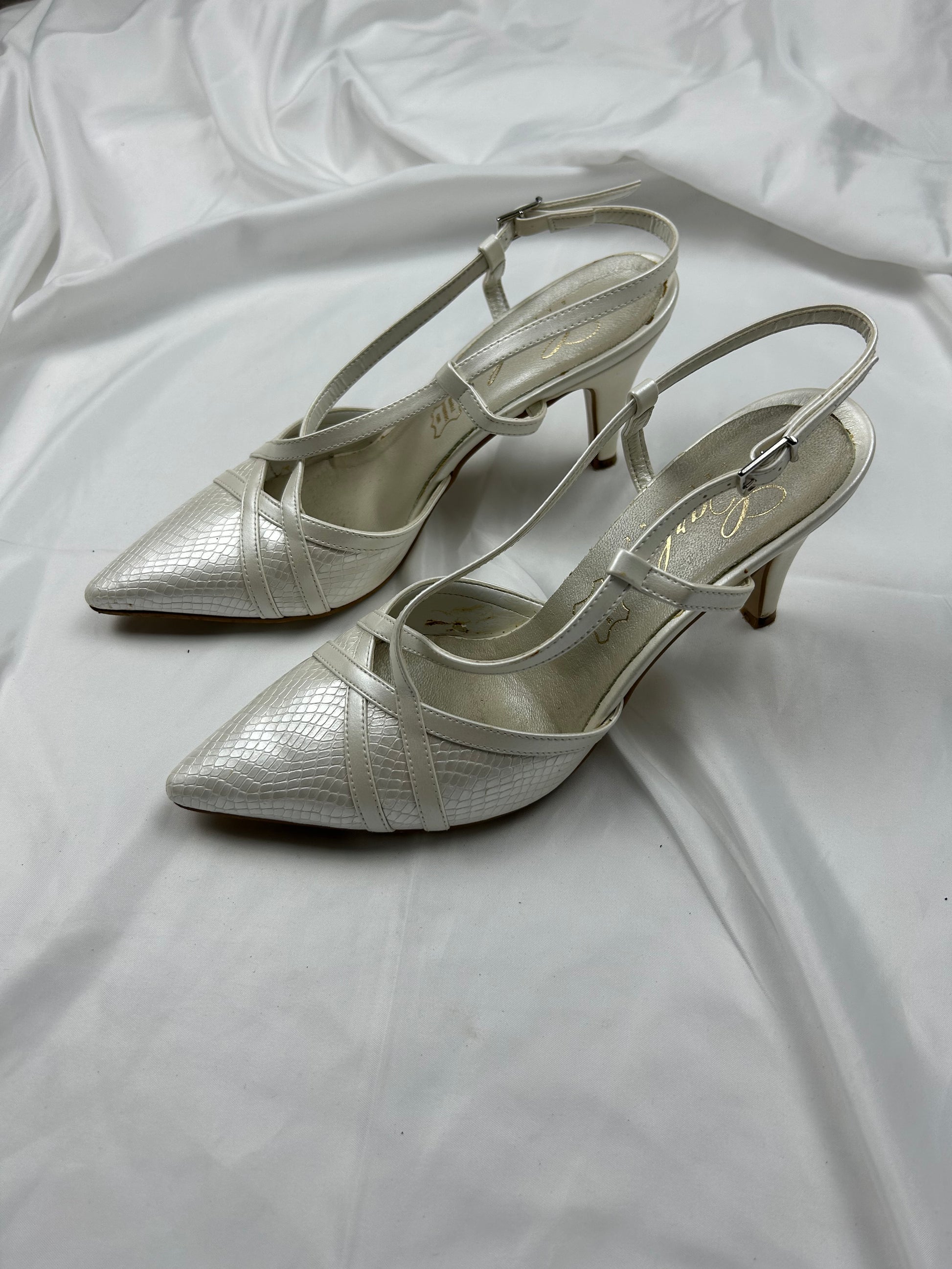 White pointed toes kitten heels shoes (39)