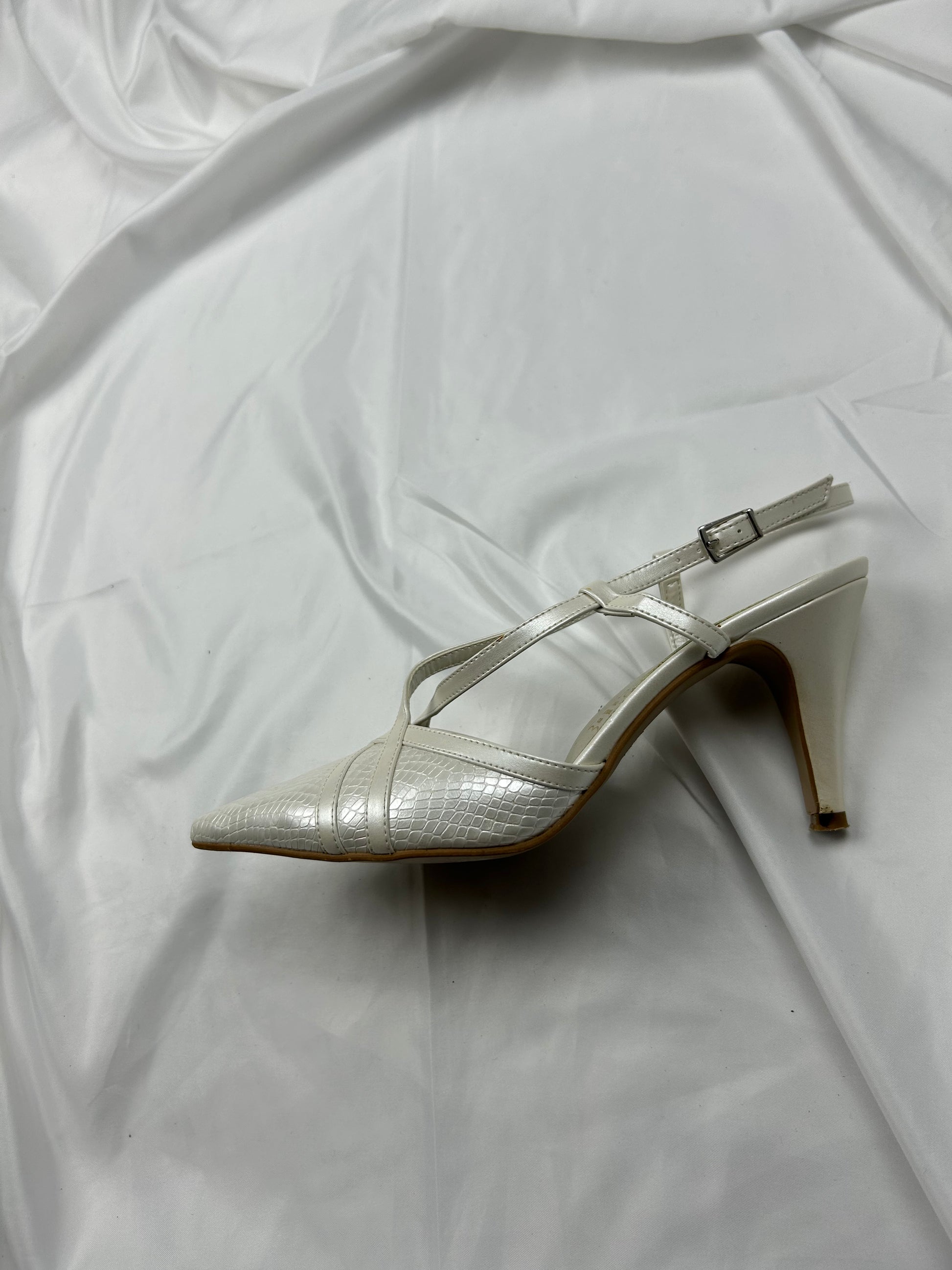 White pointed toes kitten heels shoes (39)