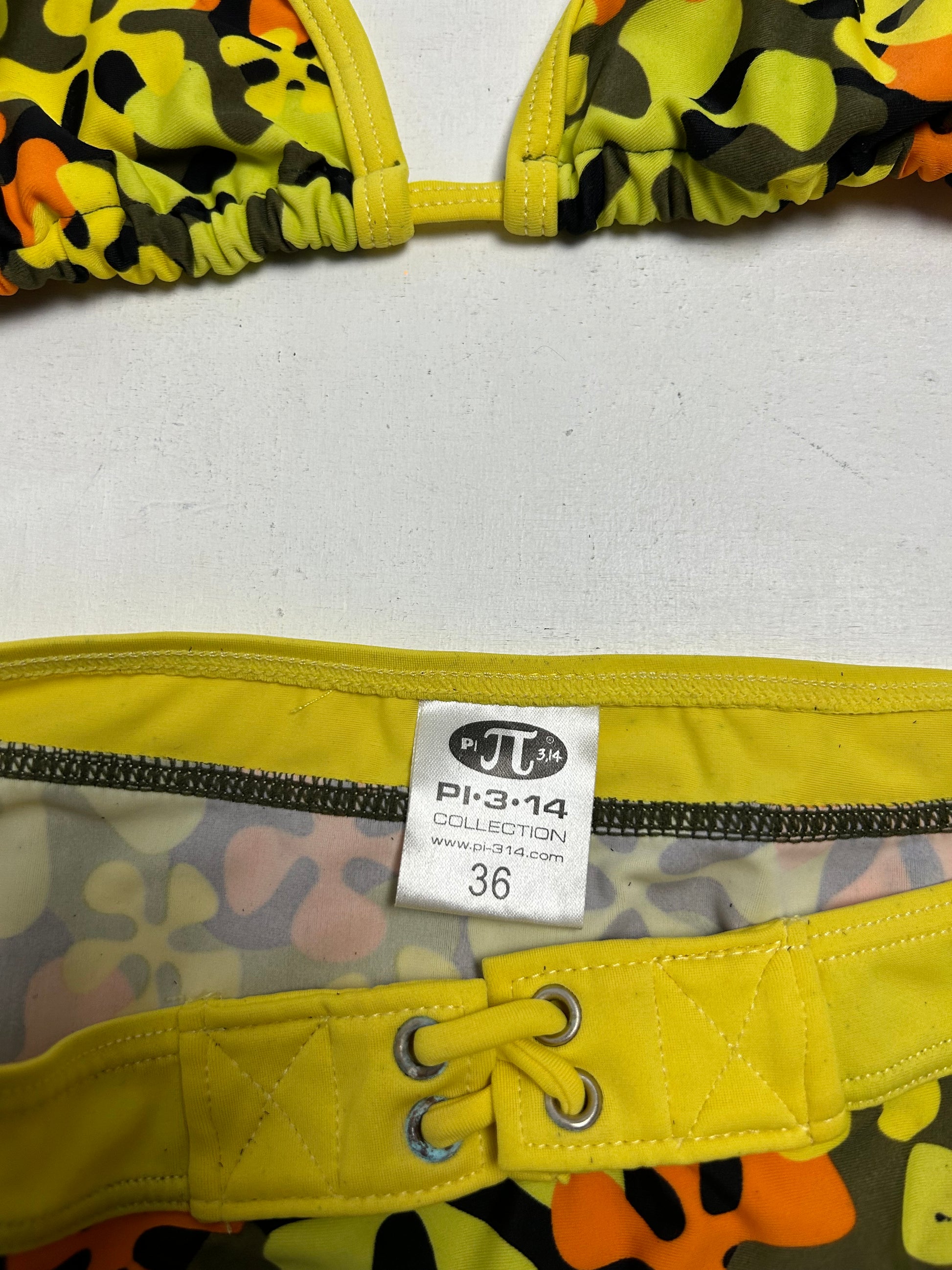 Yellow hibiscus floral print y2k vintage bikini set (S)