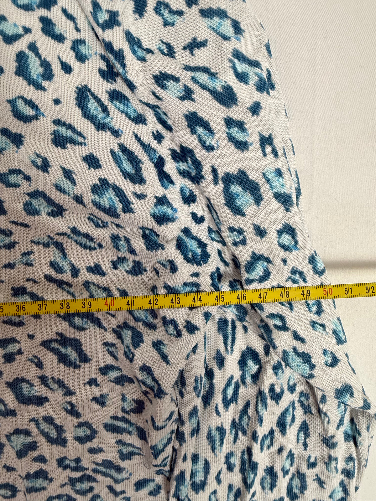 White & blue animal print cardigan (XL)