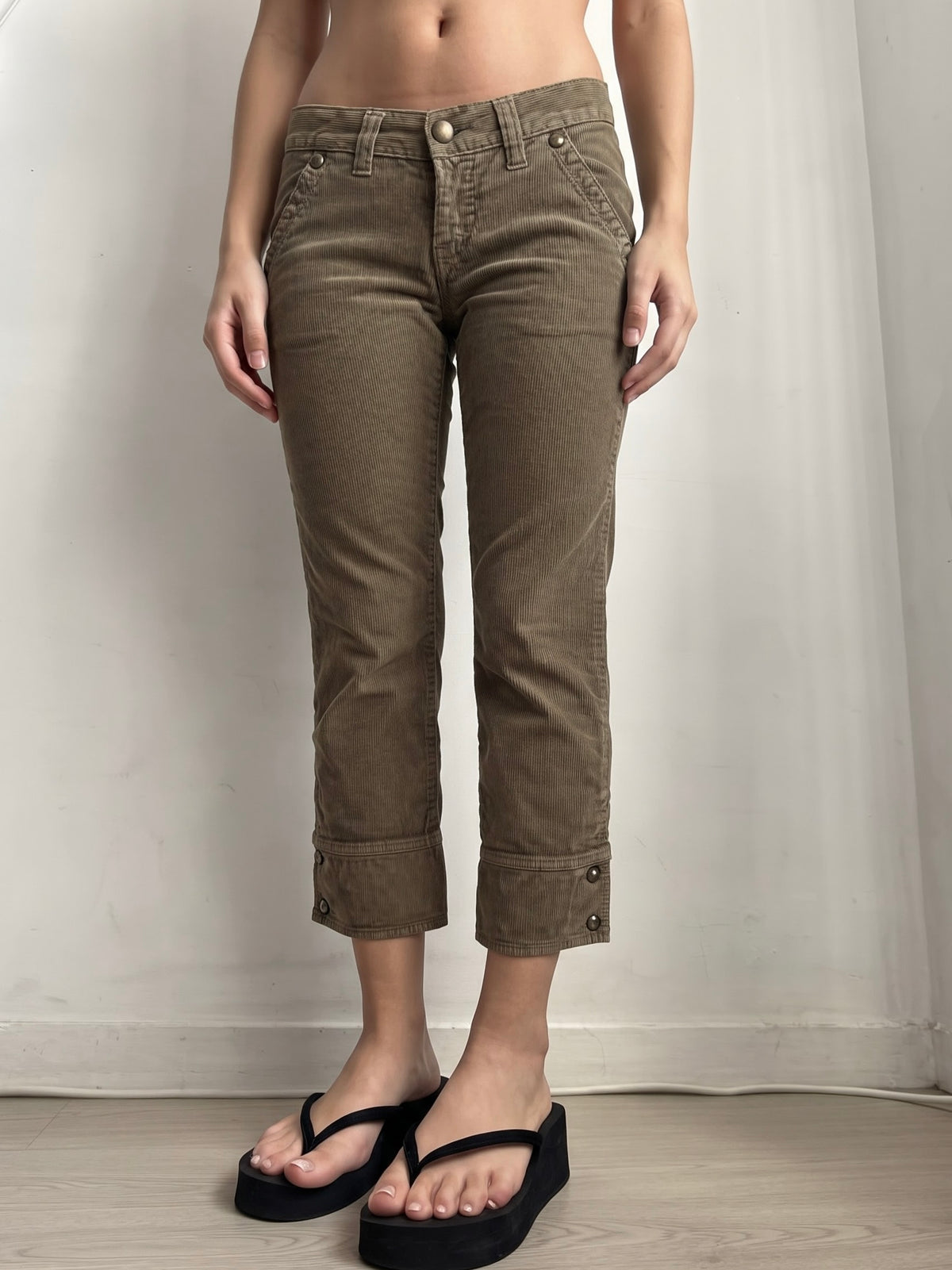 Khaki low rise velvet capri pants (XS)
