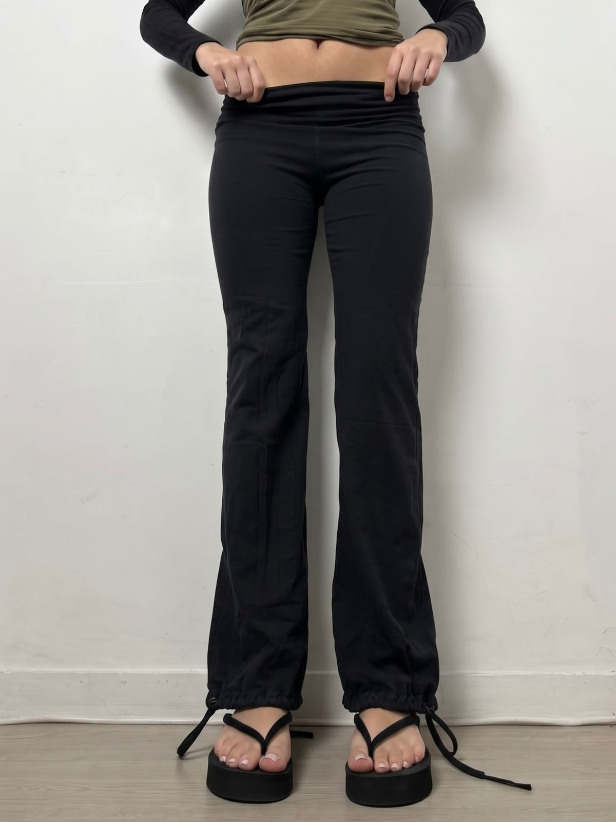 Black ultra low rise activewear pants (S)