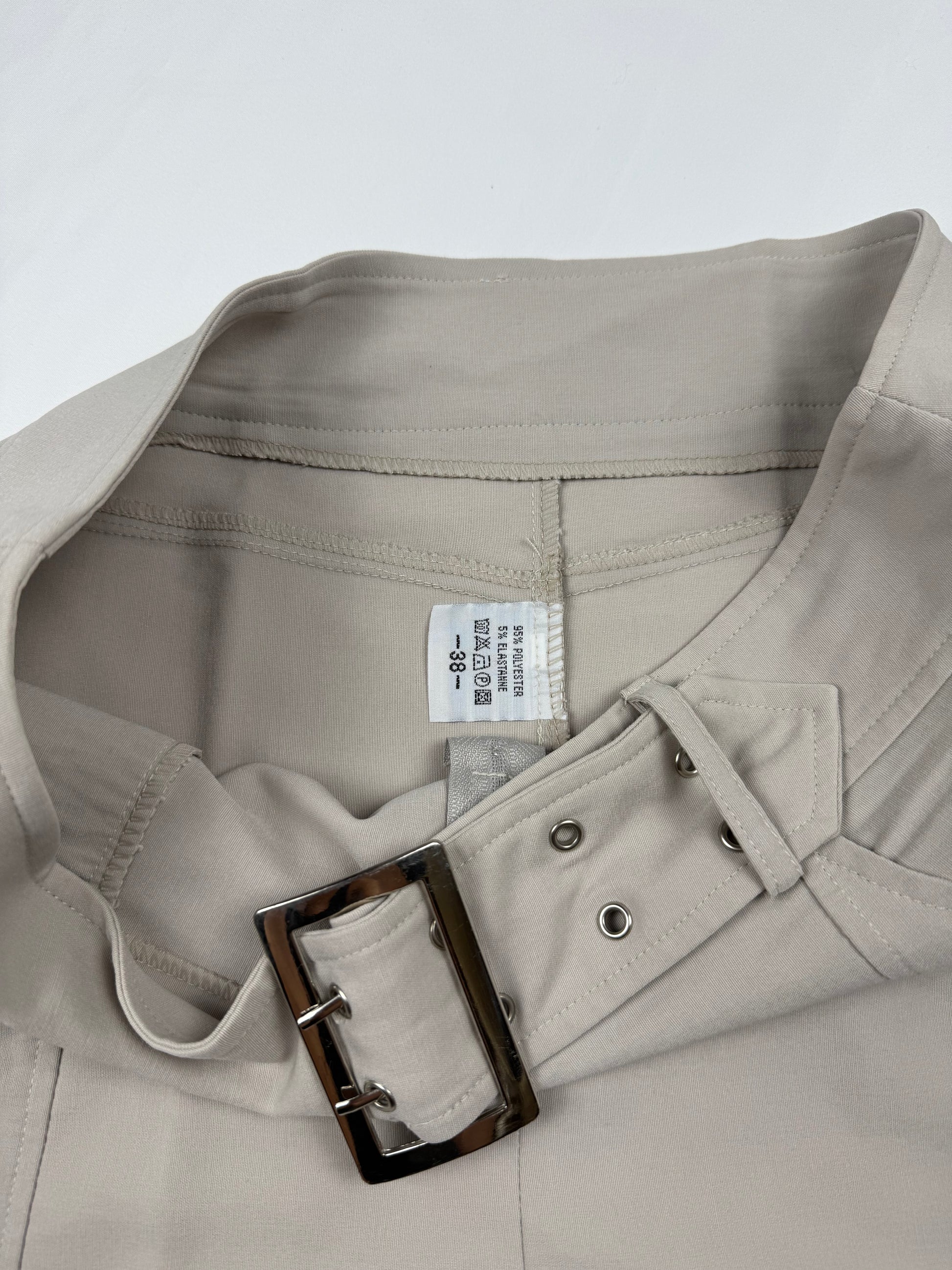 Beige low rise pleated mini skirt with belt (M)