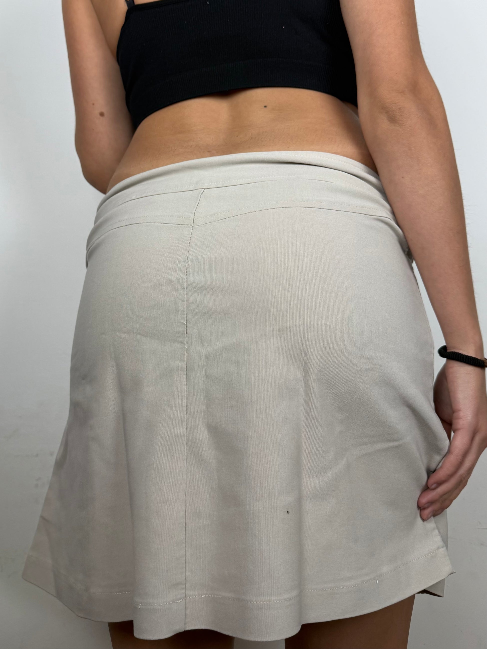 Beige low rise pleated mini skirt with belt (M)