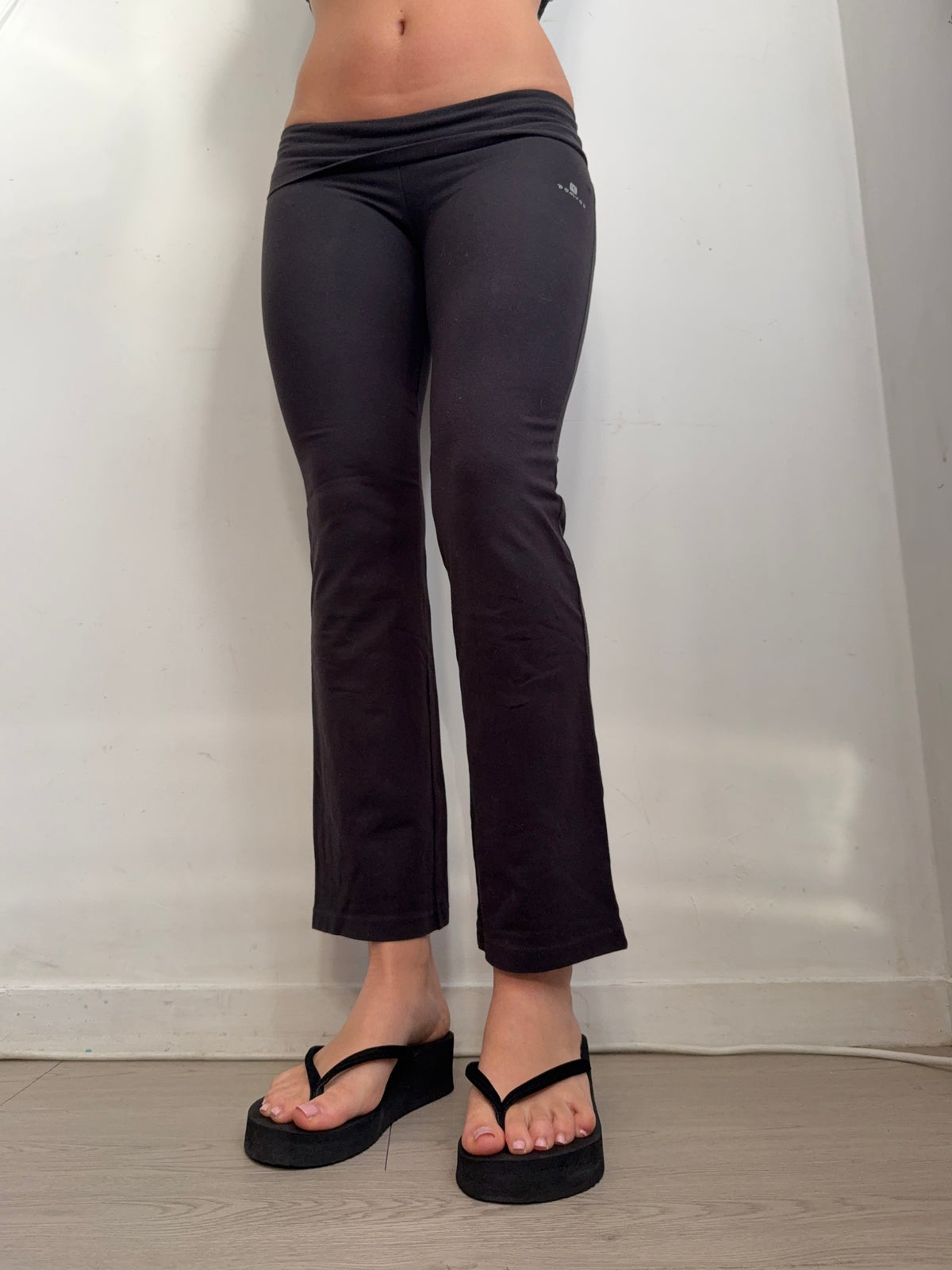 Black ultra low rise activewear pants (XS)