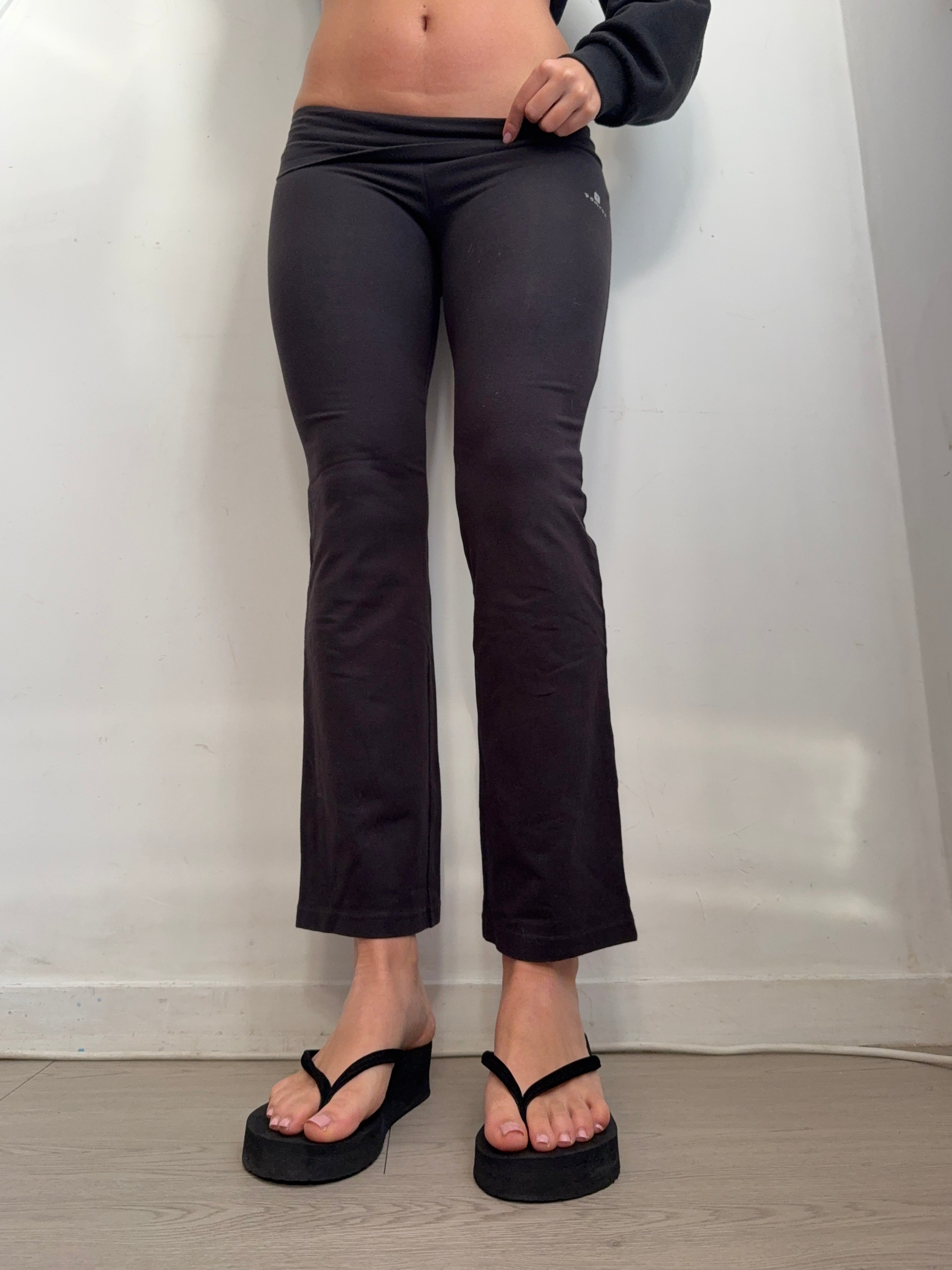 Black ultra low rise activewear pants (XS)