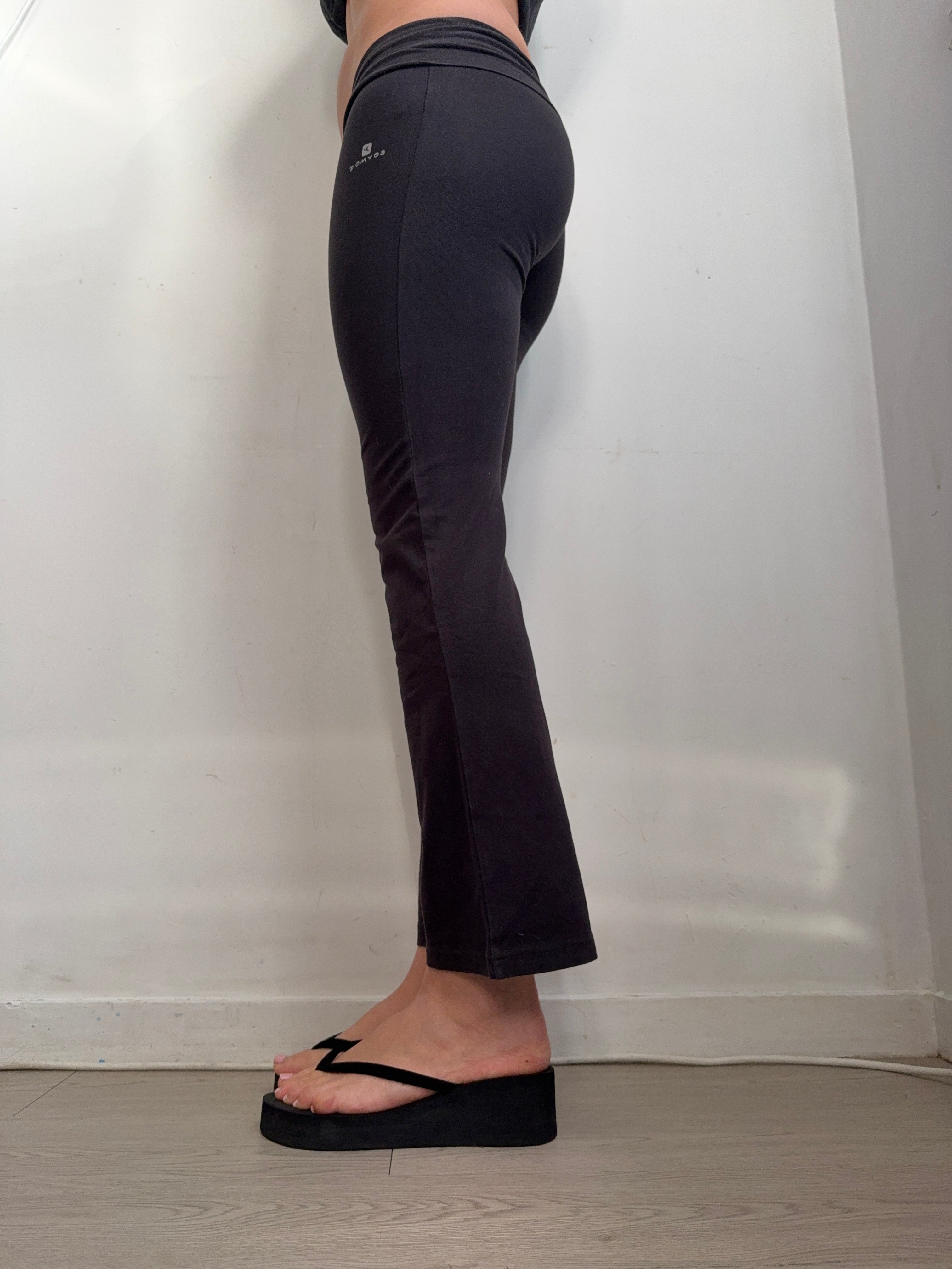 Black ultra low rise activewear pants (XS)