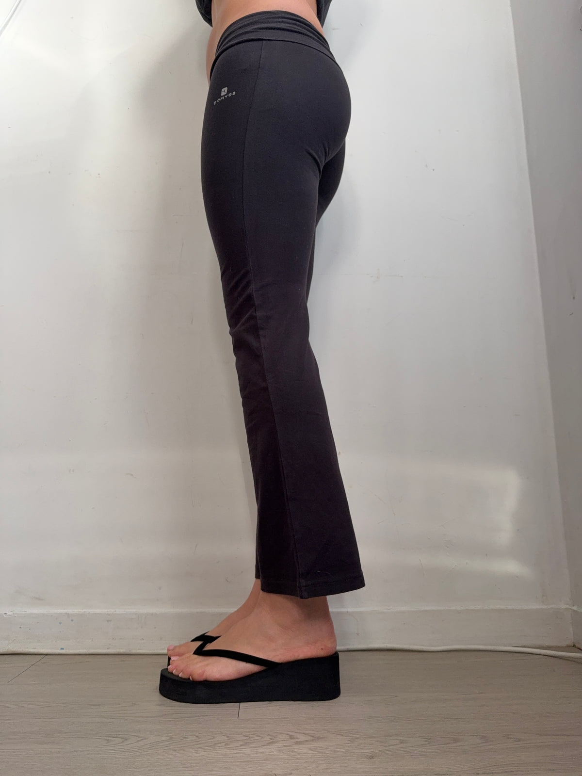 Black ultra low rise activewear pants (XS)