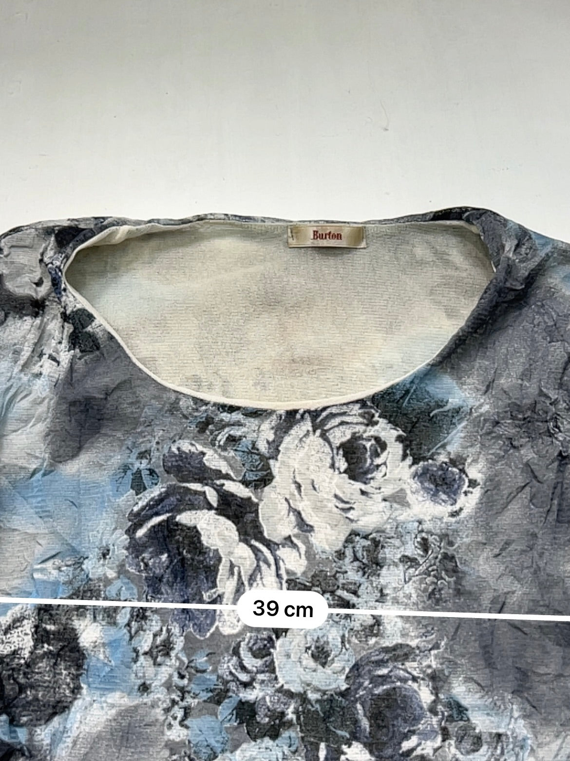 Grey mesh lined graphic long sleeves top (L)