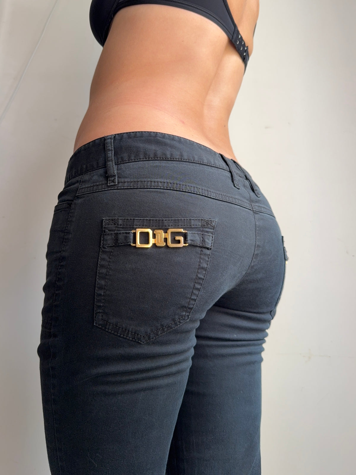 Black denim low rise capri pants (M)