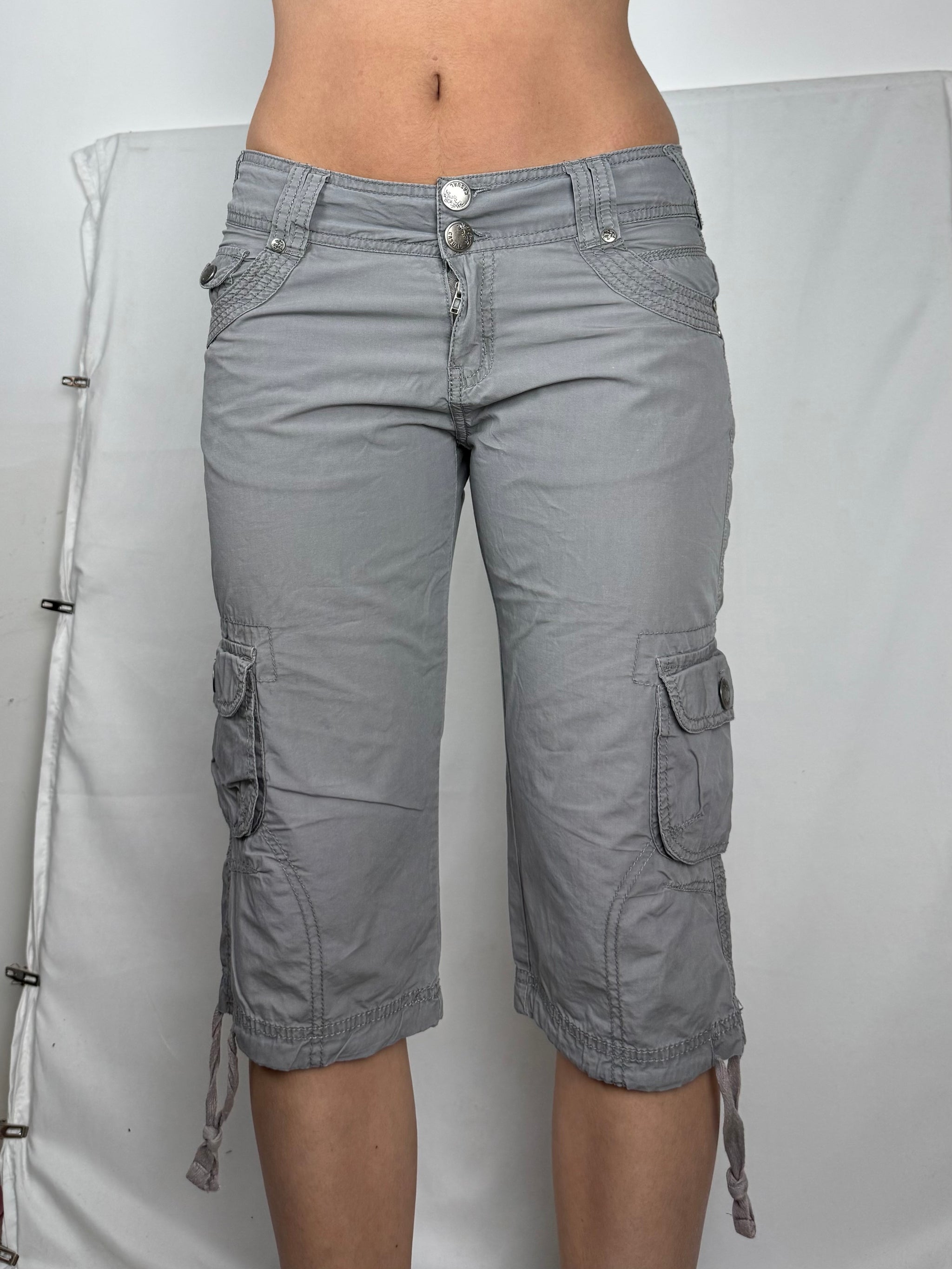 Grey low rise capri pants (S/M)
