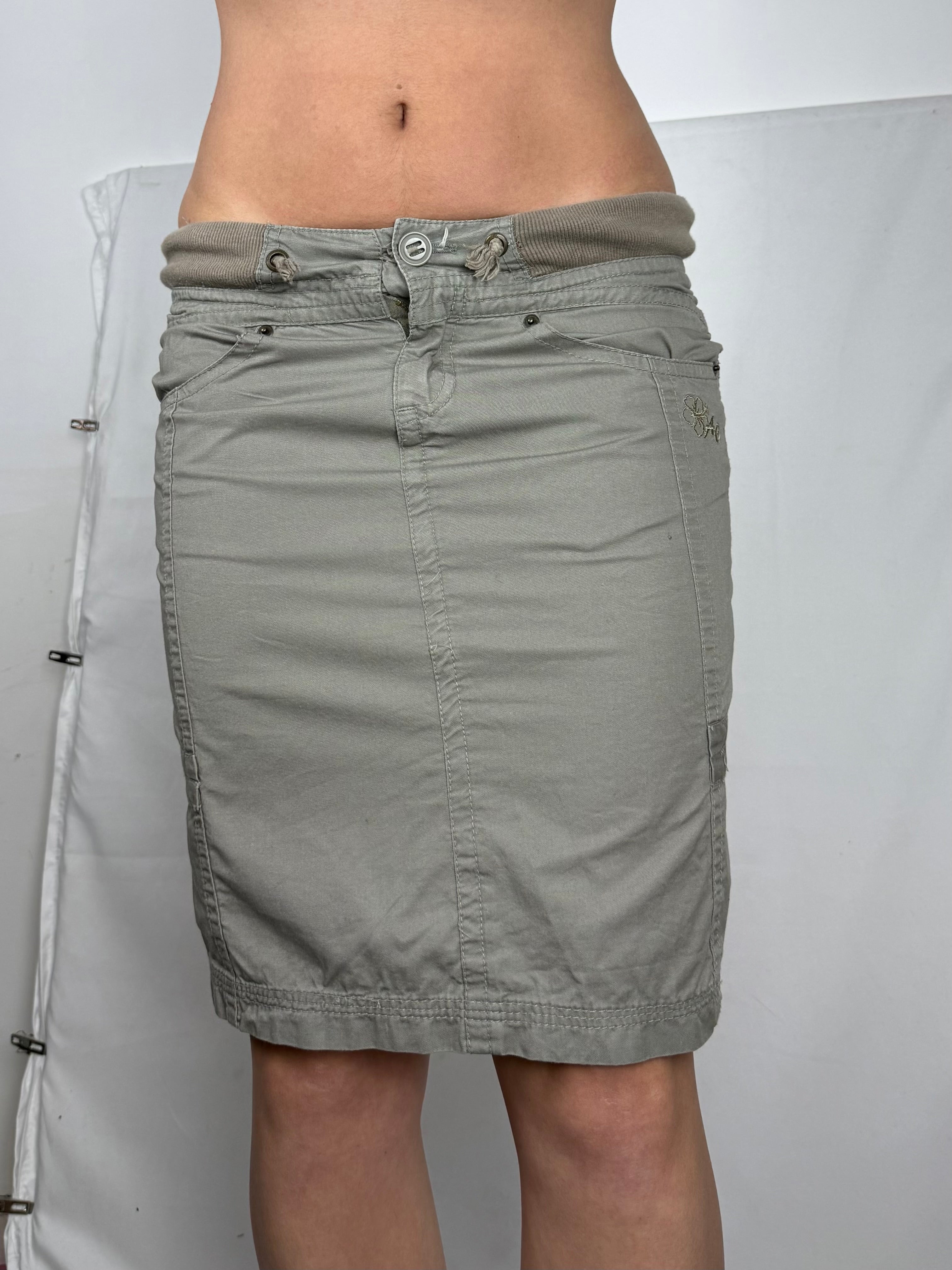 Khaki low rise utility mid skirt (S)