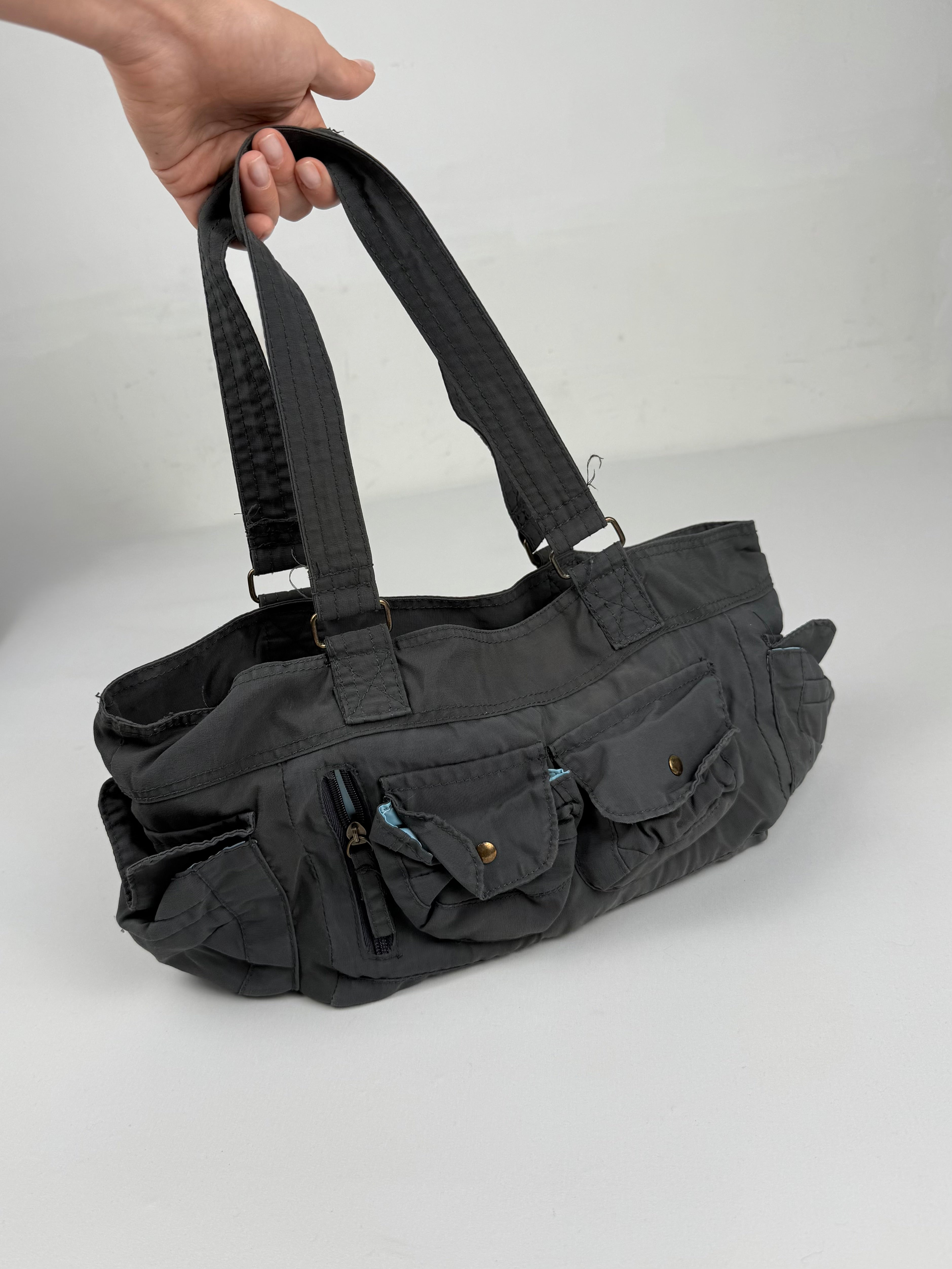 Sac à bandoulière gris avec breloques (20x38 cm)