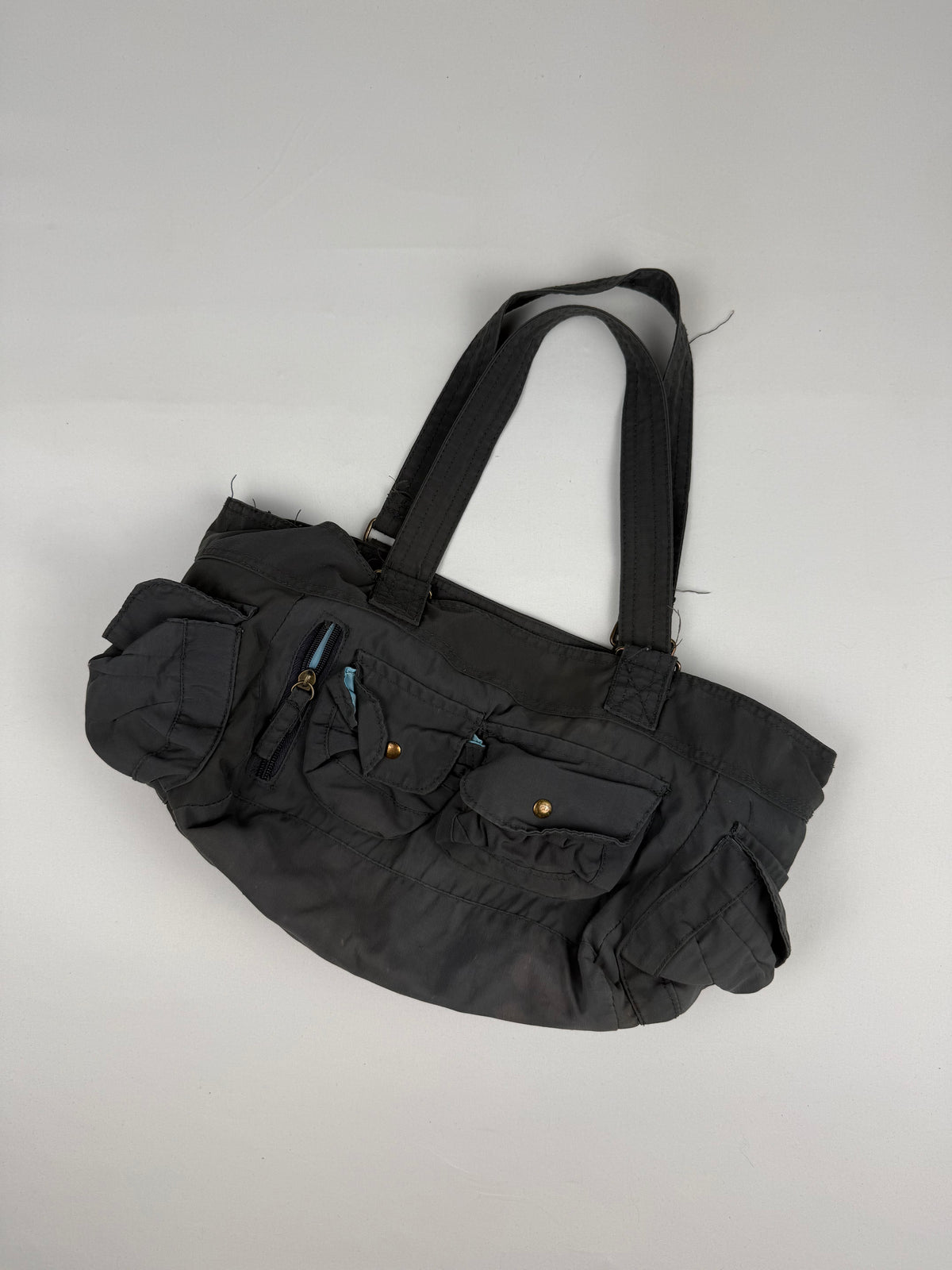 Sac à bandoulière gris avec breloques (20x38 cm)