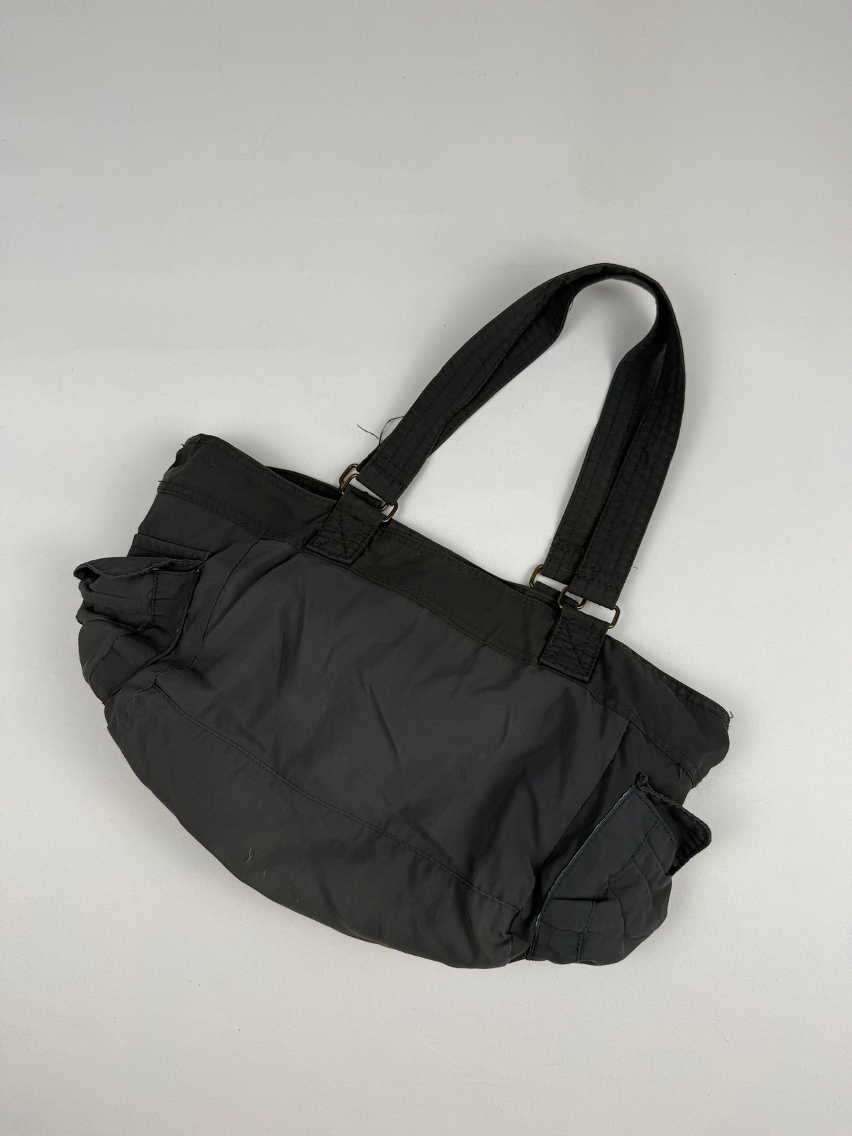 Sac à bandoulière gris avec breloques (20x38 cm)