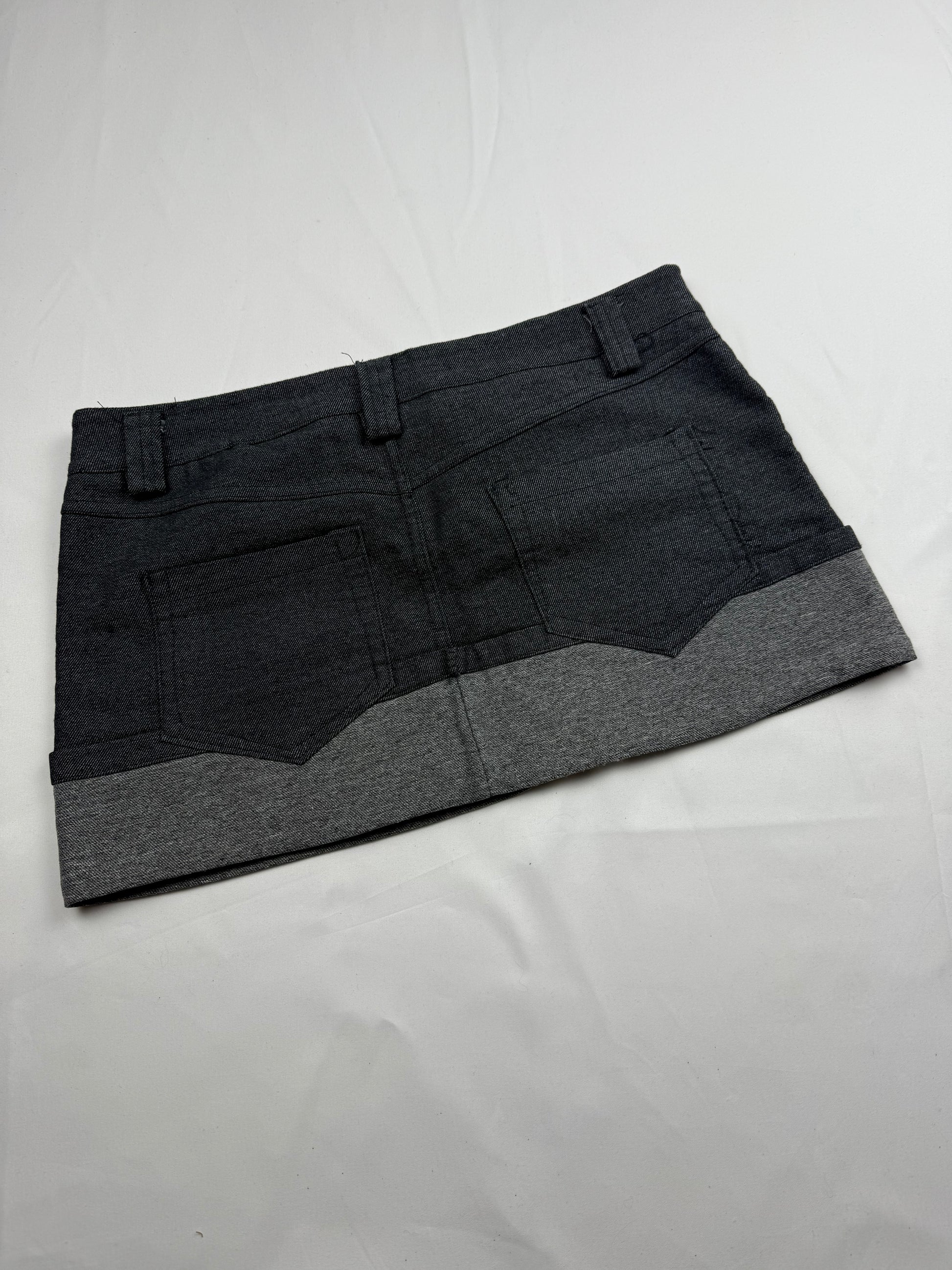 Grey low rise mini skirt (M/L)