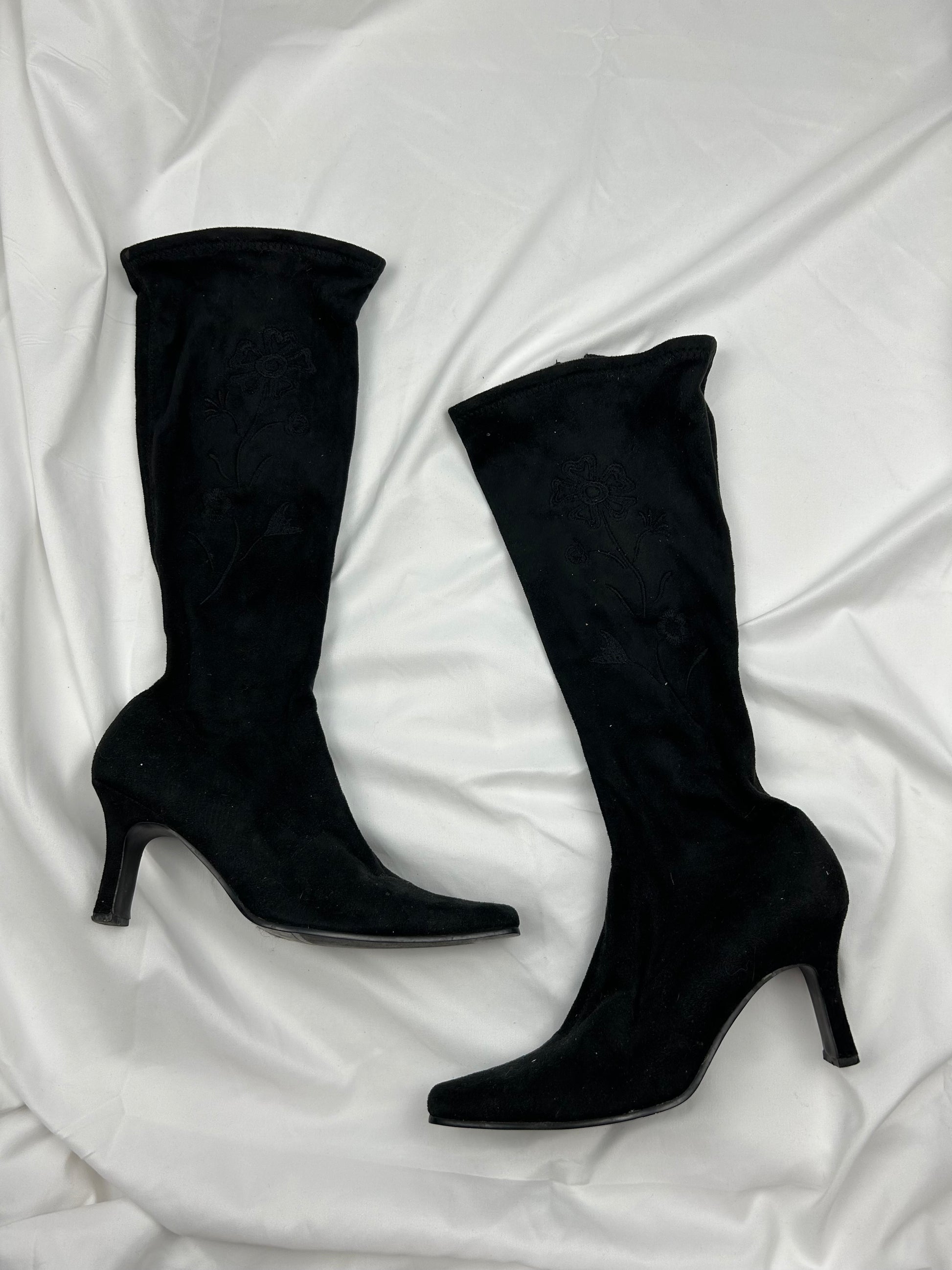 Black suede embroidered kitten heels boots (40)