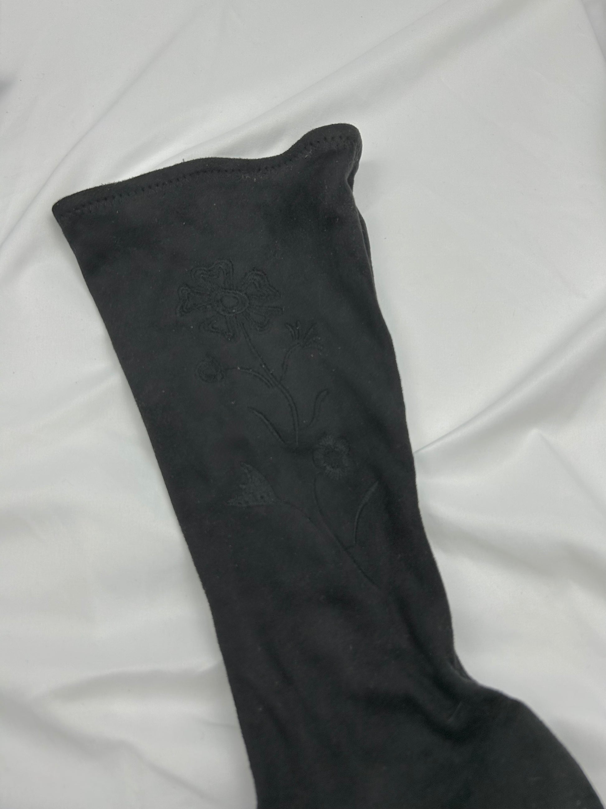Black suede embroidered kitten heels boots (40)