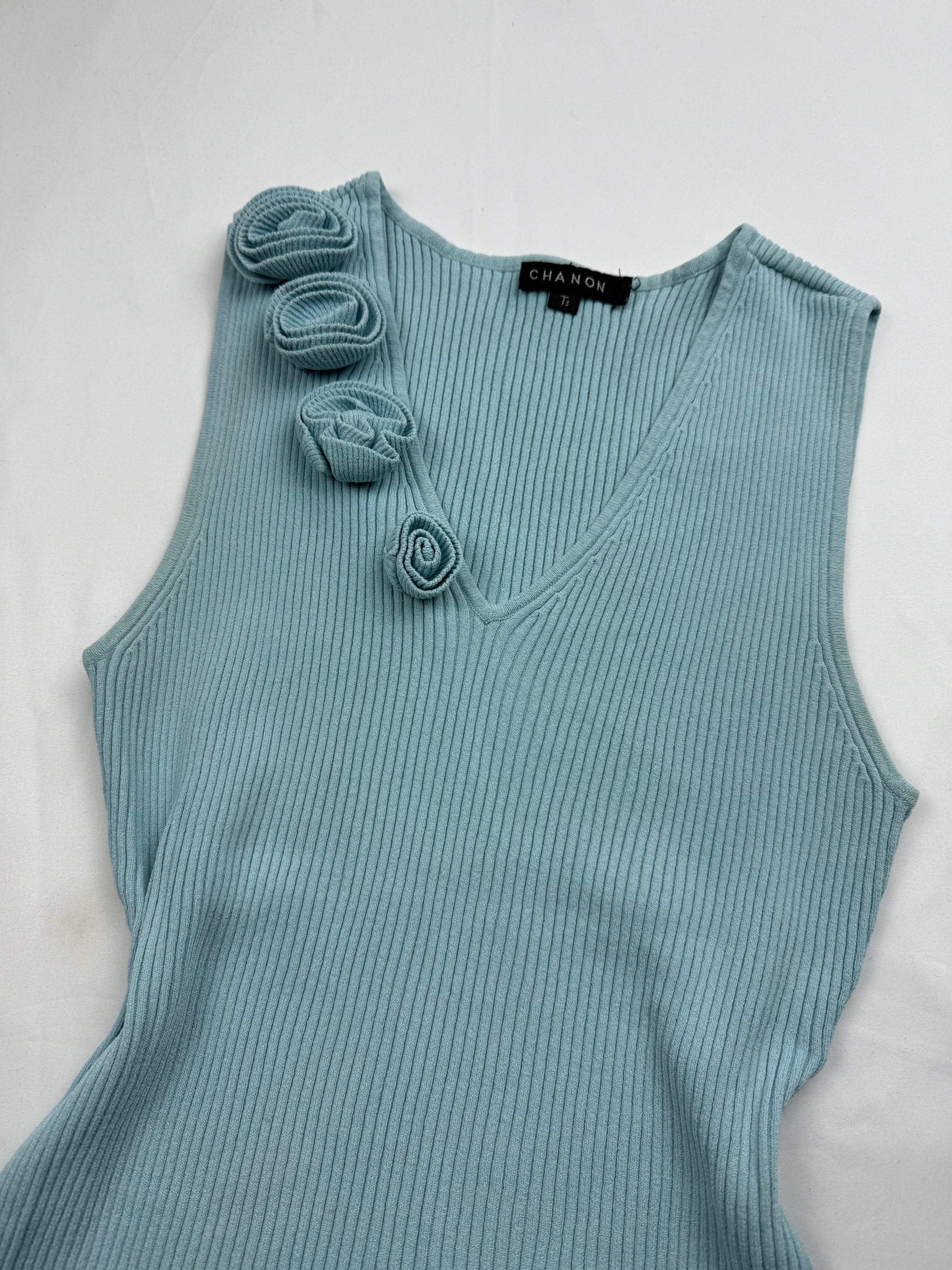 Blue ribbed flower appliqué knitted tank top (M)
