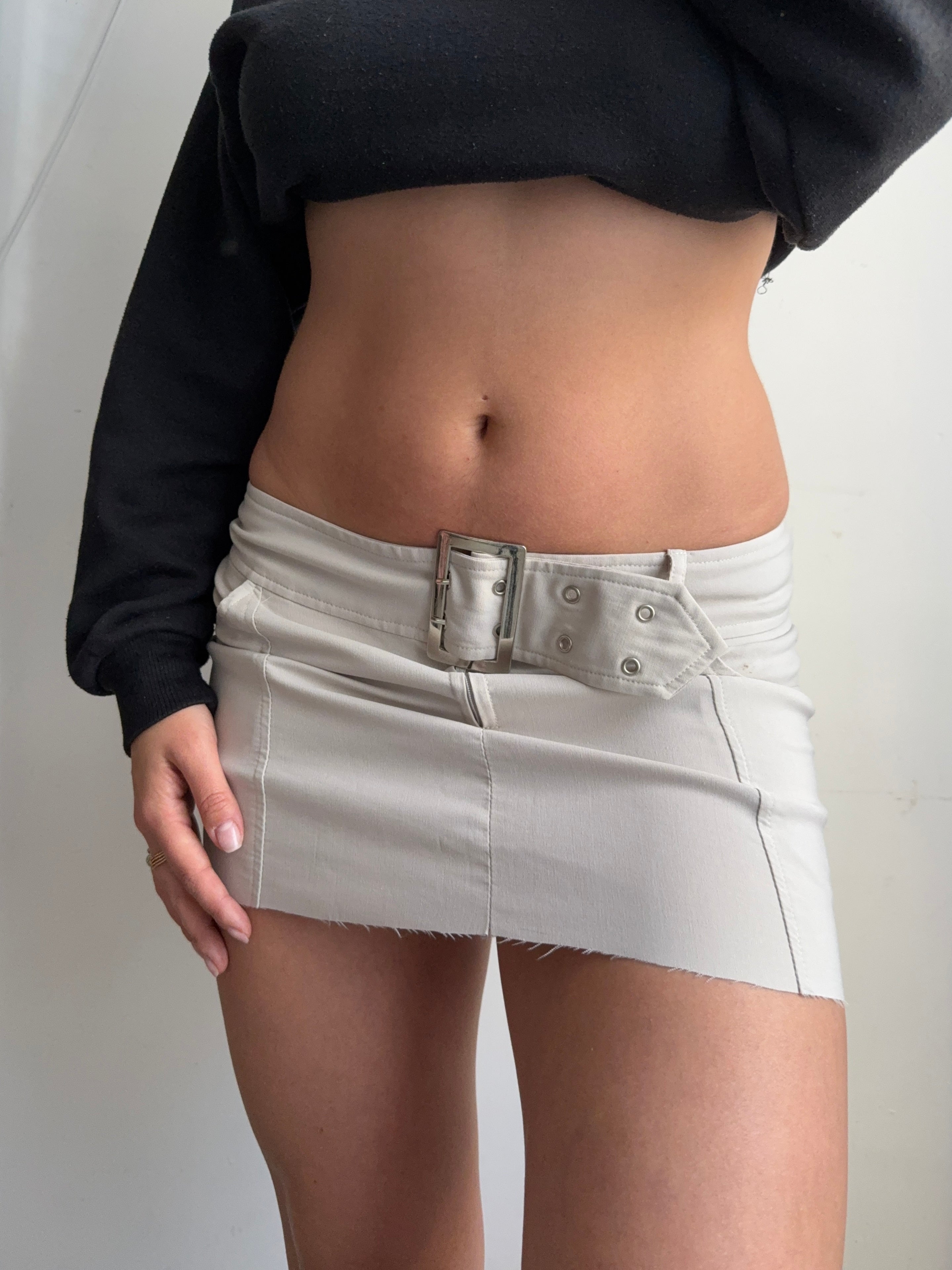 Beige low rise mini skirt with belt (M)