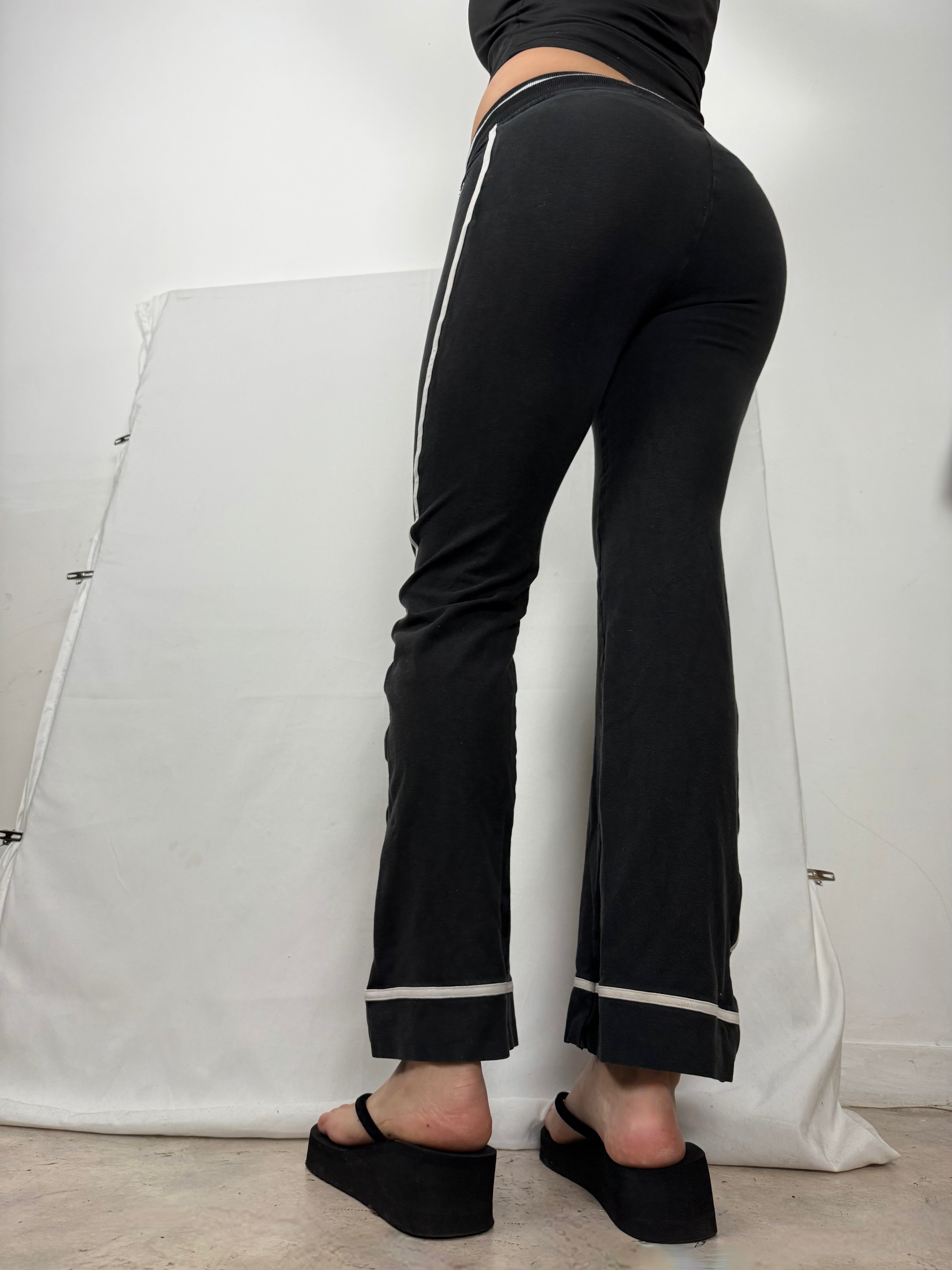 Black stretchy low rise gym pants (XS/S)
