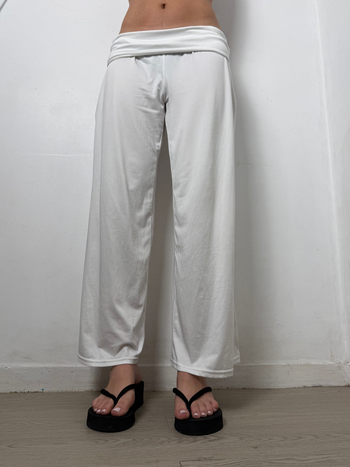 White low rise baggy pants (M)