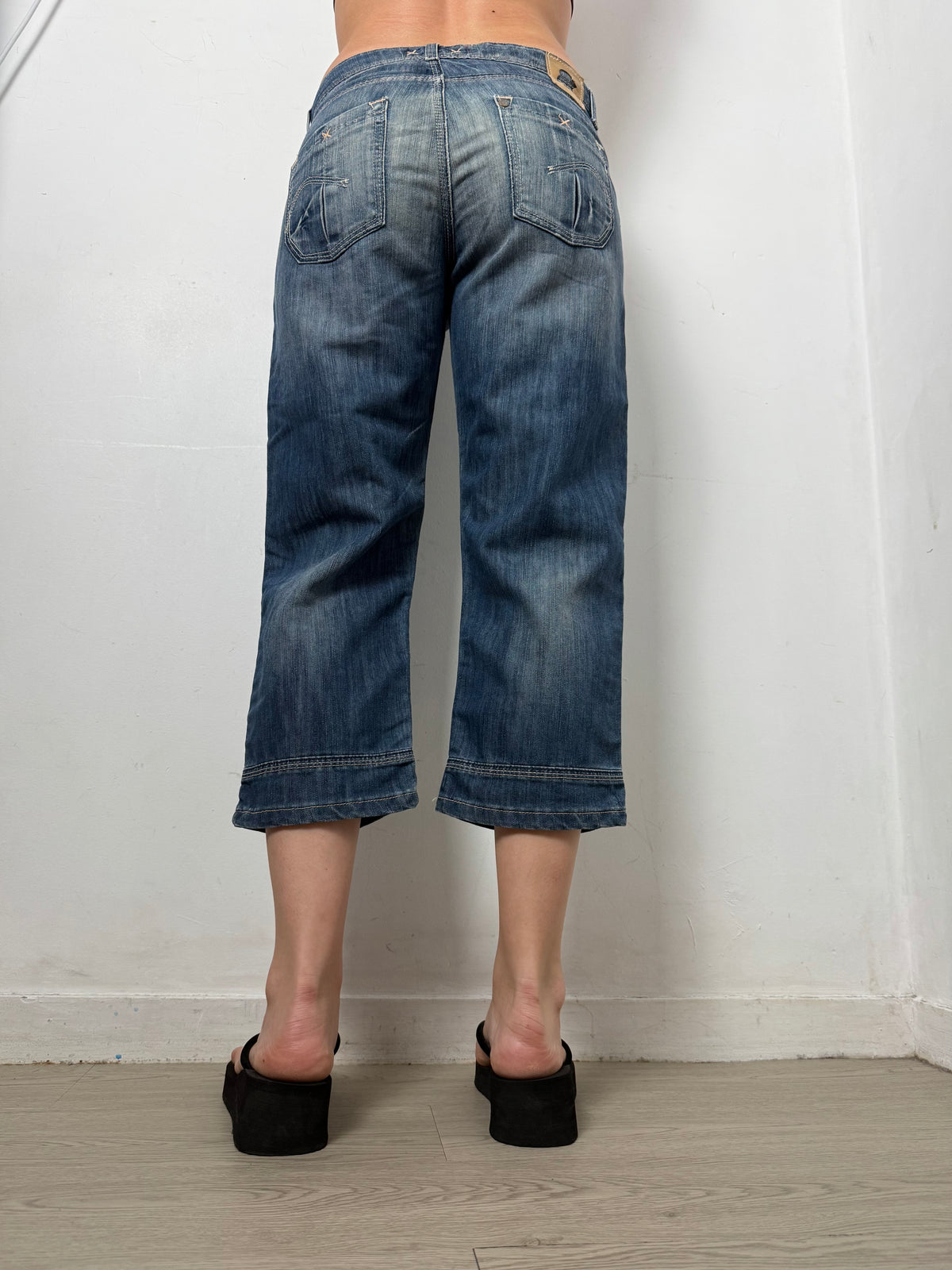Blue denim low rise capri pants (M)