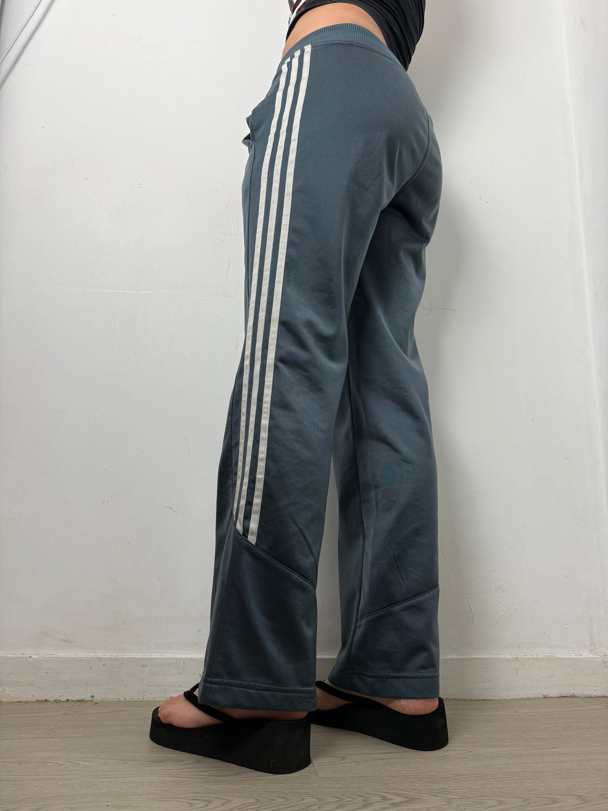 Grey activewear flare pants (S)