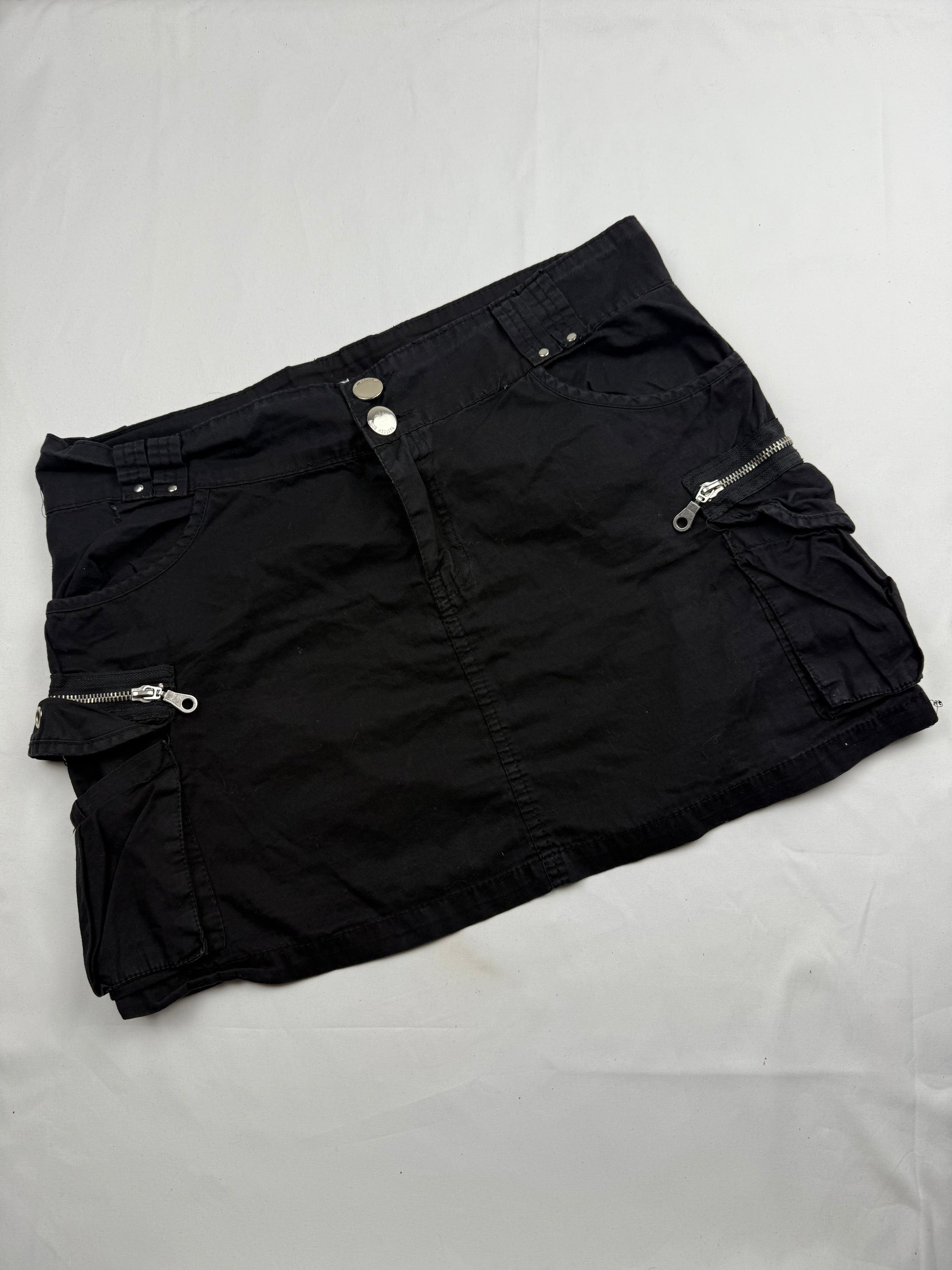 Black cargo cotton low rise mini skirt (M/L)