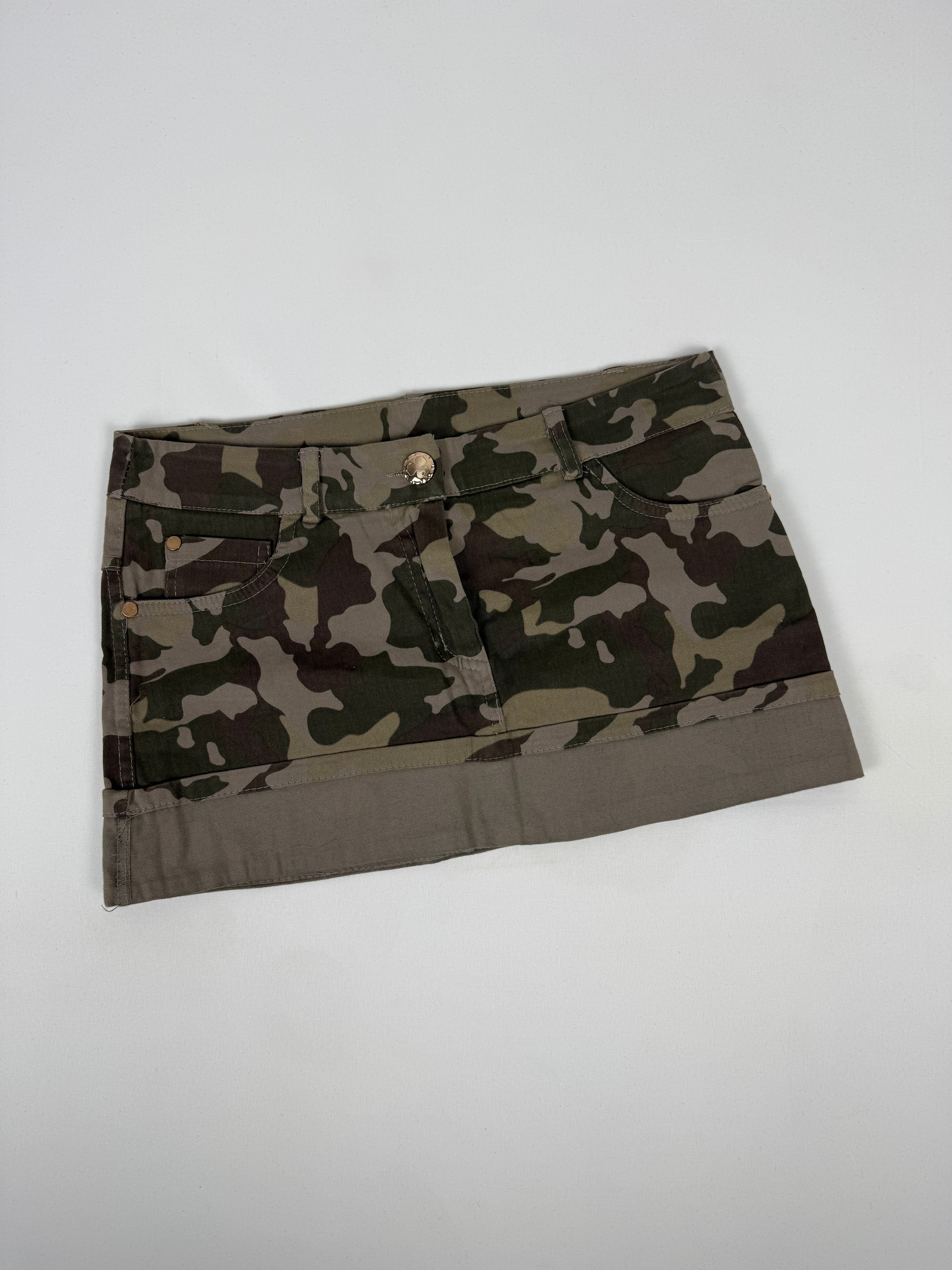 Khaki camo low rise mini skirt (S)